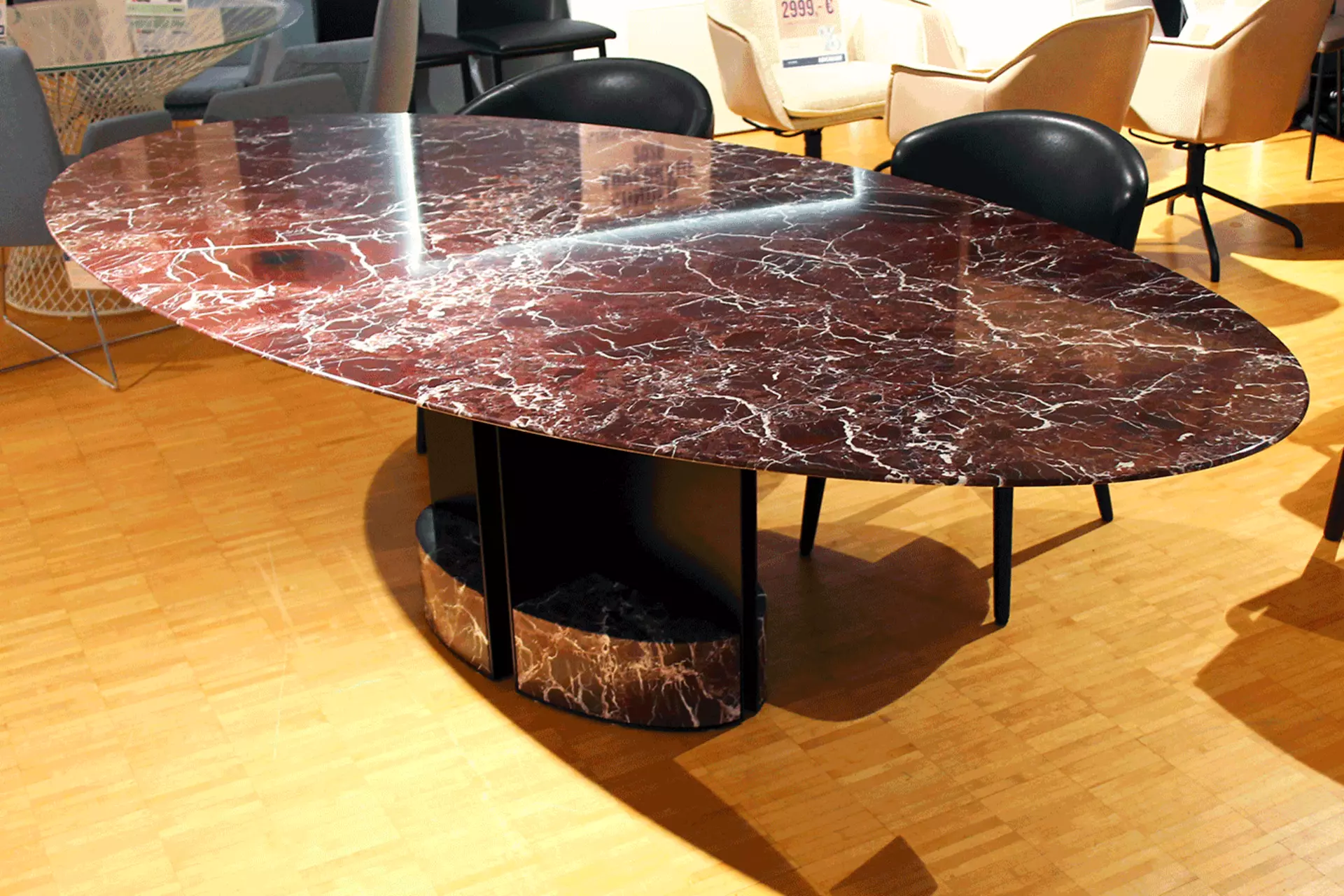 Ovaler Esstisch T13 von Extendo aus rotem Marmor