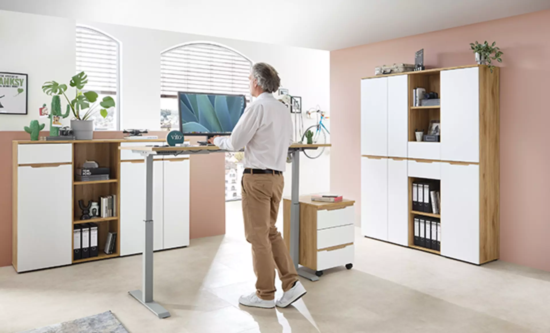 Homeoffice Büro in weiß mit Stehschreibtisch