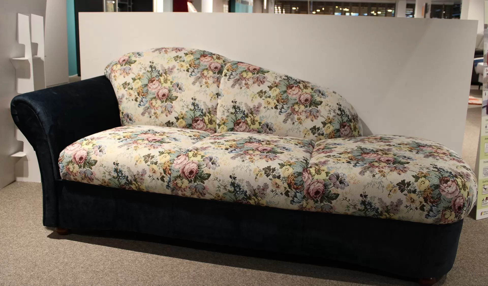 Sofa mit Blumenmuster