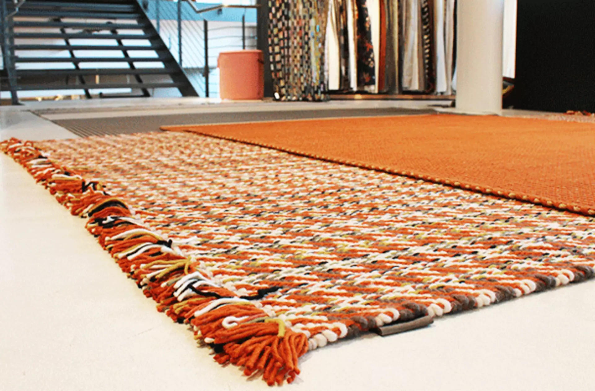 Farbenfroher Teppich mit Fransen aus hochwertigen Wollfasern