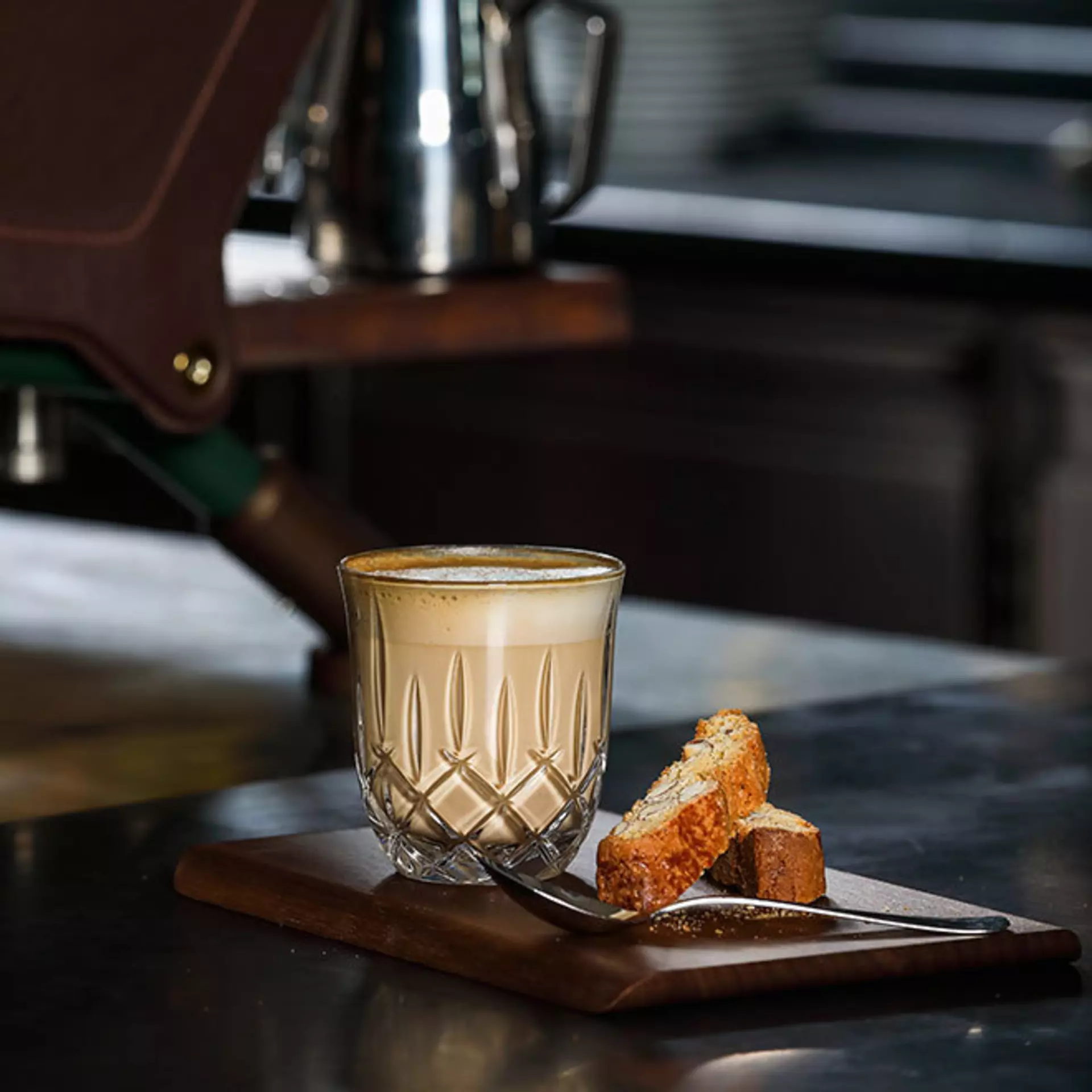 Eine kleine Kaffetasse von Nachtmann unter einer Kaffemaschine