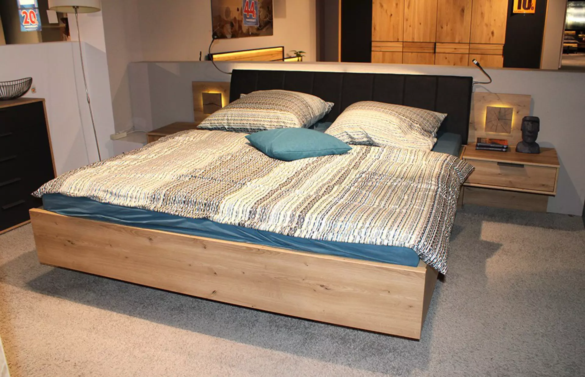 Vorderansicht von einem Holzbett