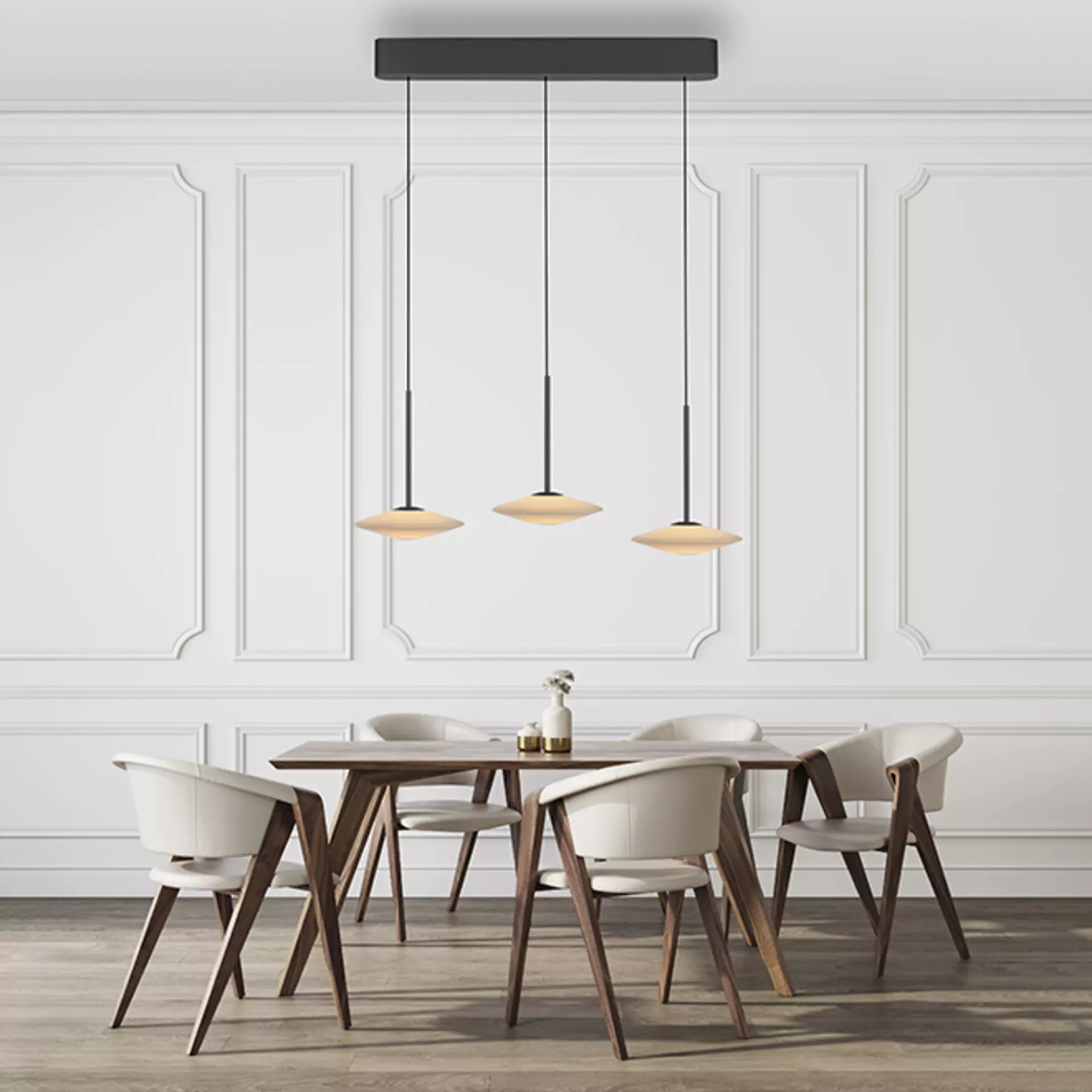 Schlichtes Esszimmer in weiß, die Holz mit integriert hat im Tisch und den Stühlen wo an der decke eine Lampe mit drei flammen hängt