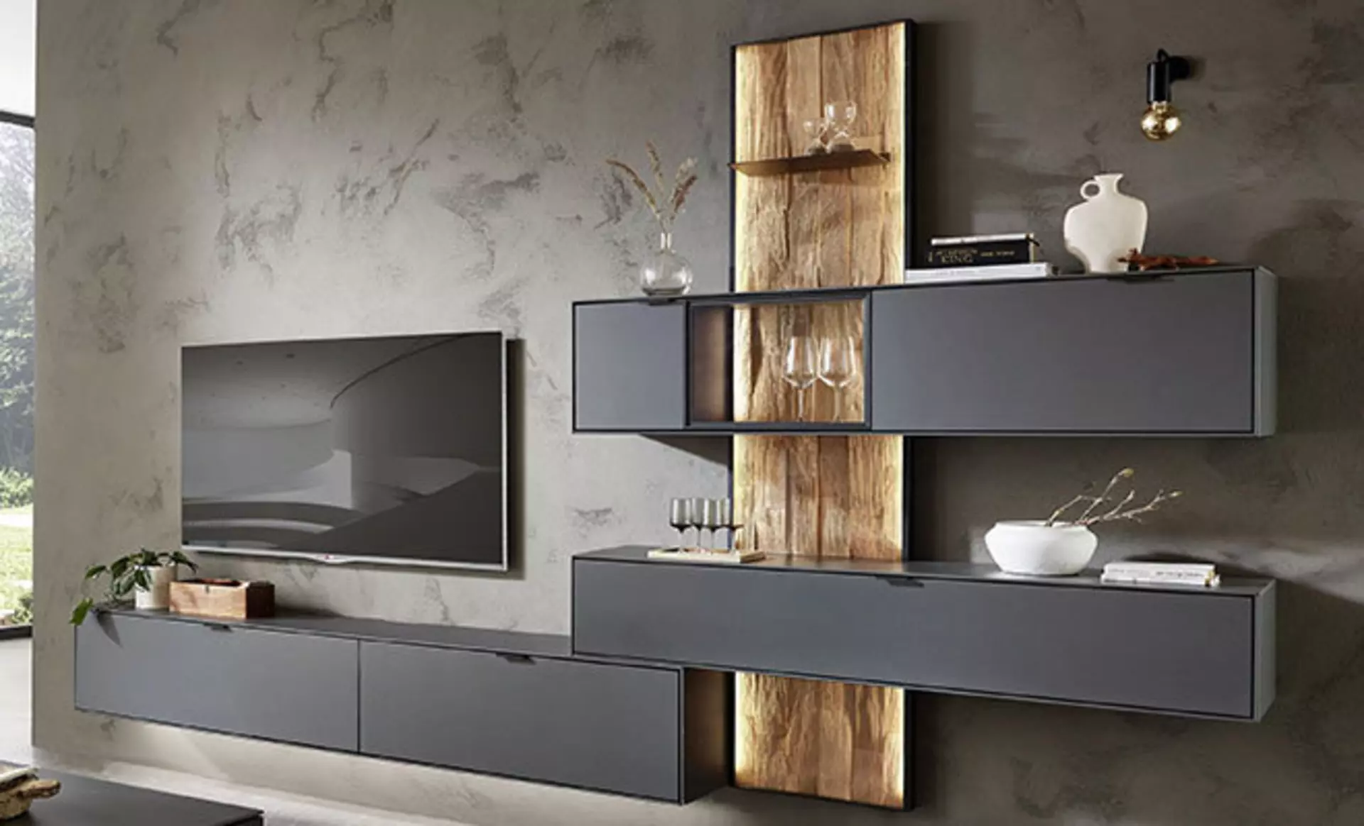 Graue Wohnwand mit Holzelement von Wöstmann