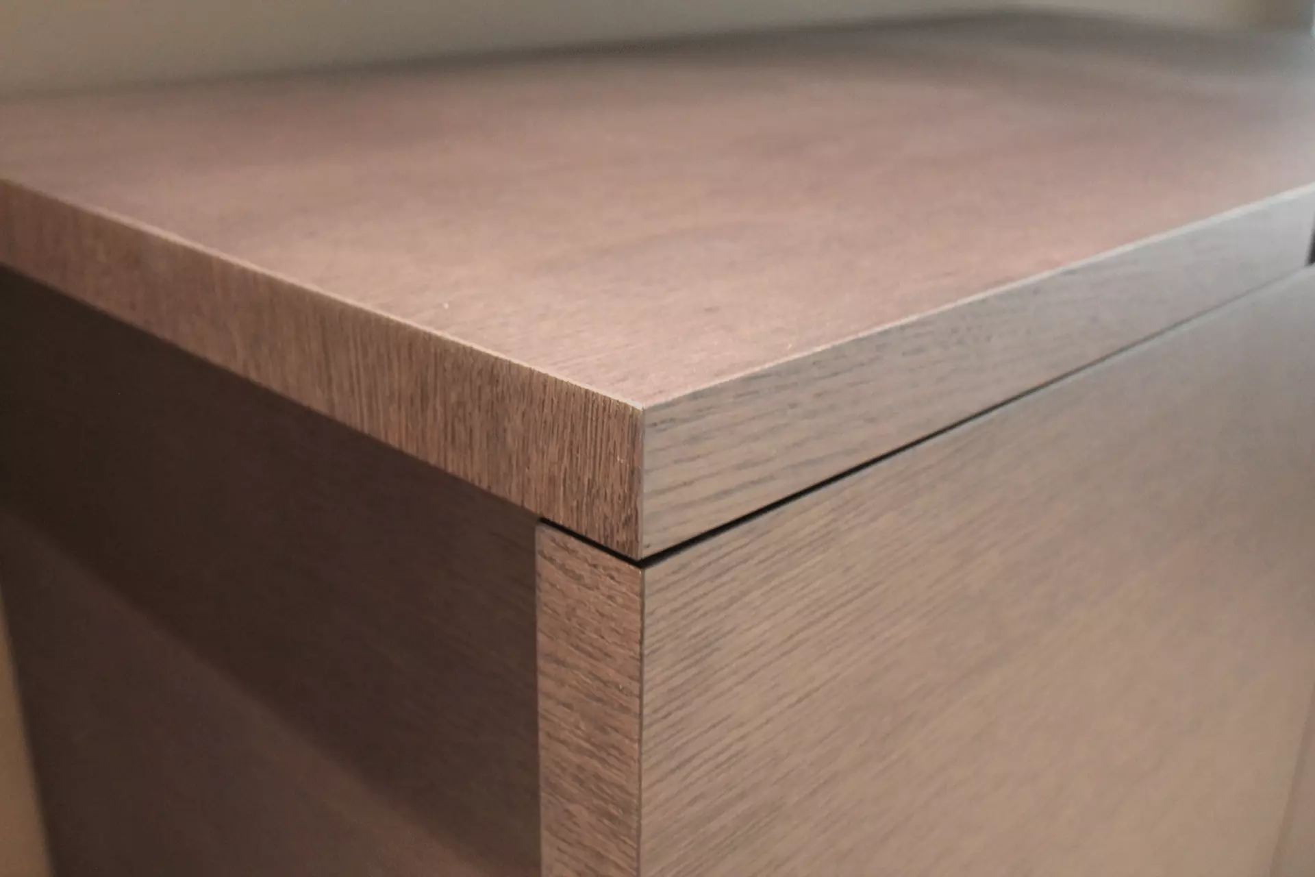 Holzoberfläche der Kommode im Detail