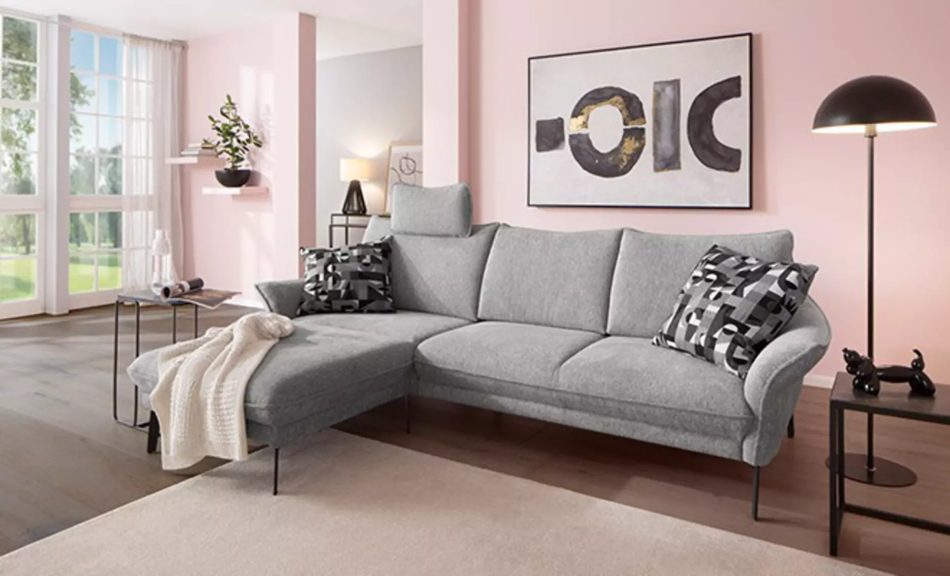 Modernes Wohnzimmer mit babyrosa Wänden und minimalistischen Möbeln.