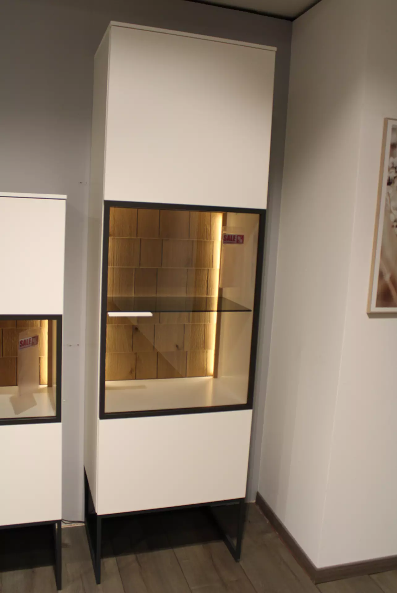 Weiße Vitrine mit schwarzen details mit indirekter beleuchtung