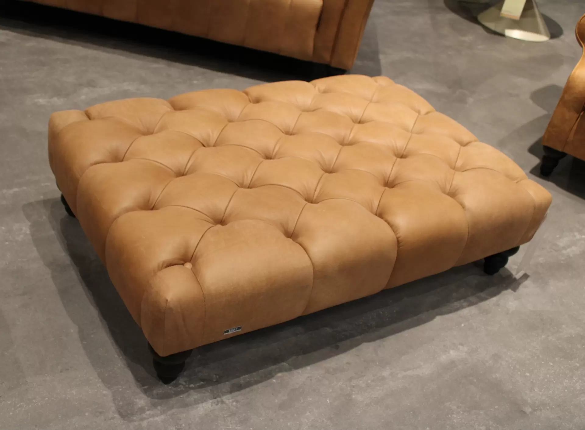 Hocker mit hellbraunen Leder