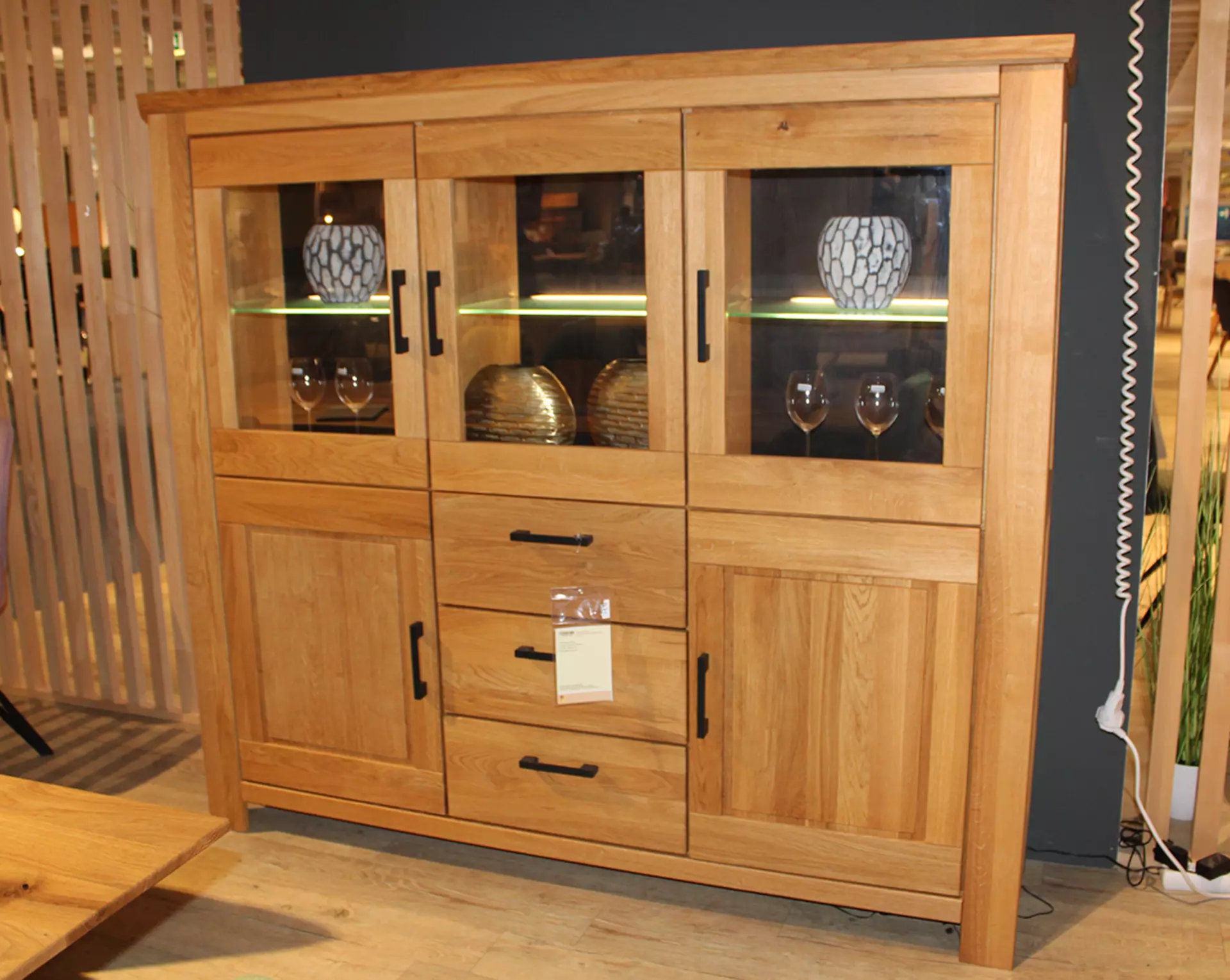 Highboard Wildeiche teilmassiv Griff Metall Schwarz geschlossen