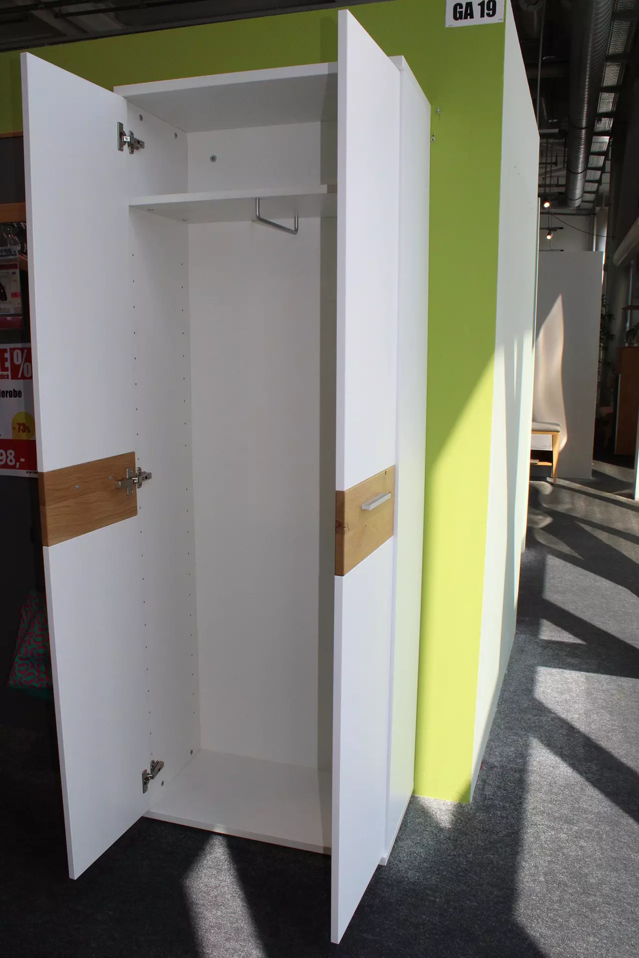 Dielenschrank HOME geöffnet