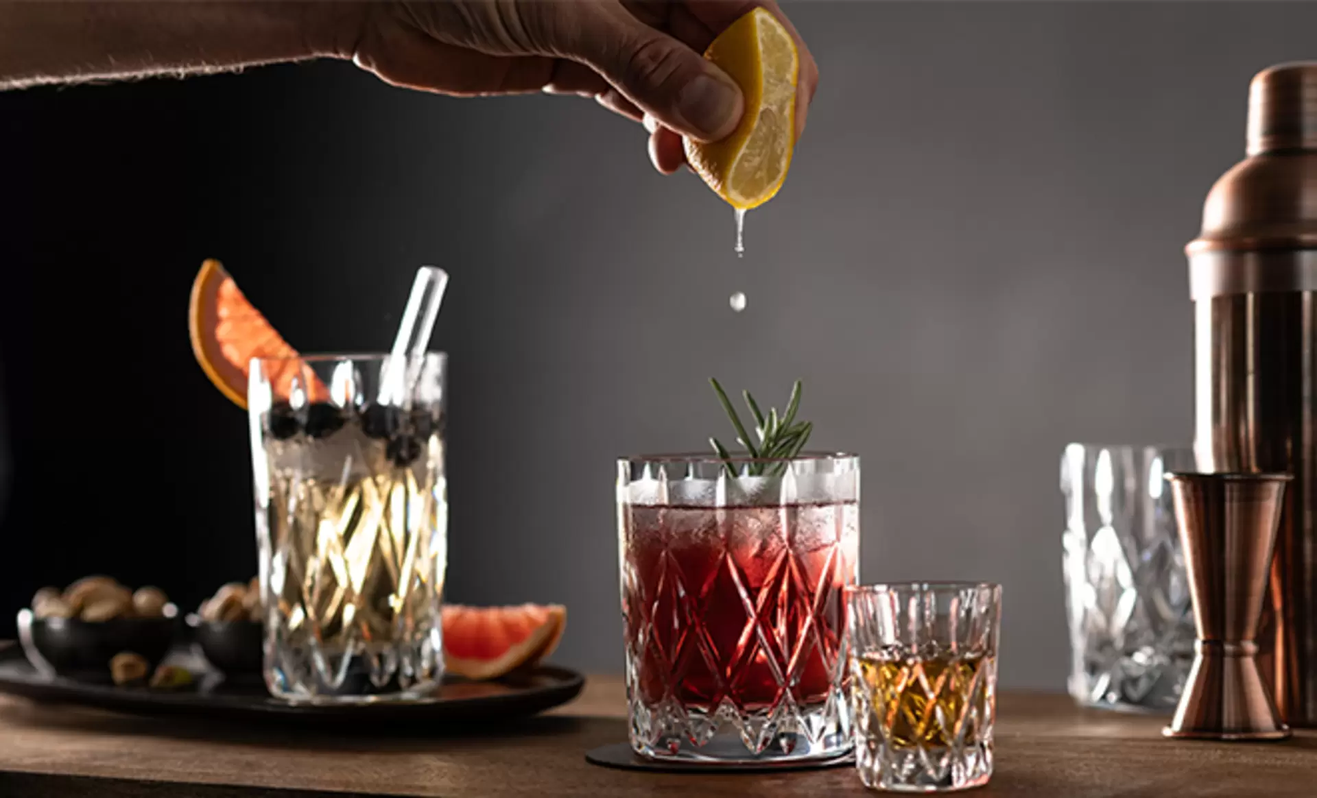 Cocktailgläser der Marke Zwiesel auf einem Tisch präsentiert und mit Cocktails befüllt