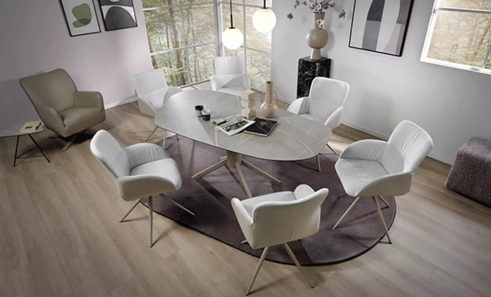 Esszimmer im Chubby Chic mit ovalem Tisch und Teppich, sowie gepolsterten Stühlen