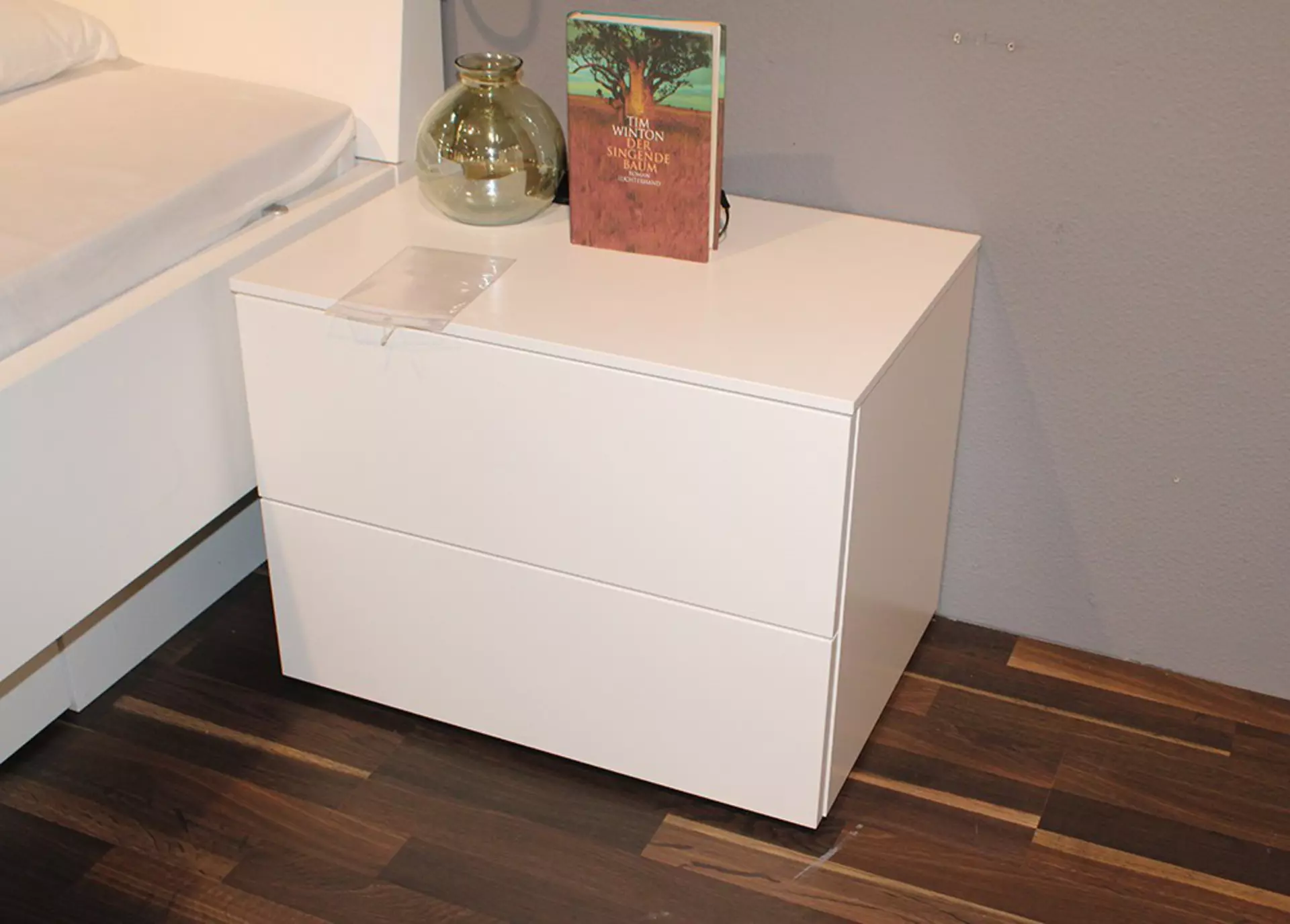 Kleine Nachtkonsole in Weiß