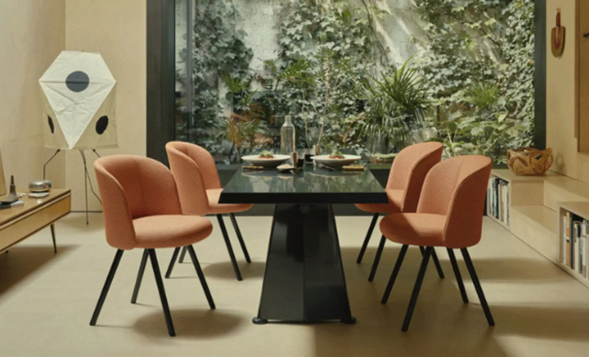 Der komfortable Mikado Armchair als eleganter Diningstuhl von Vitra