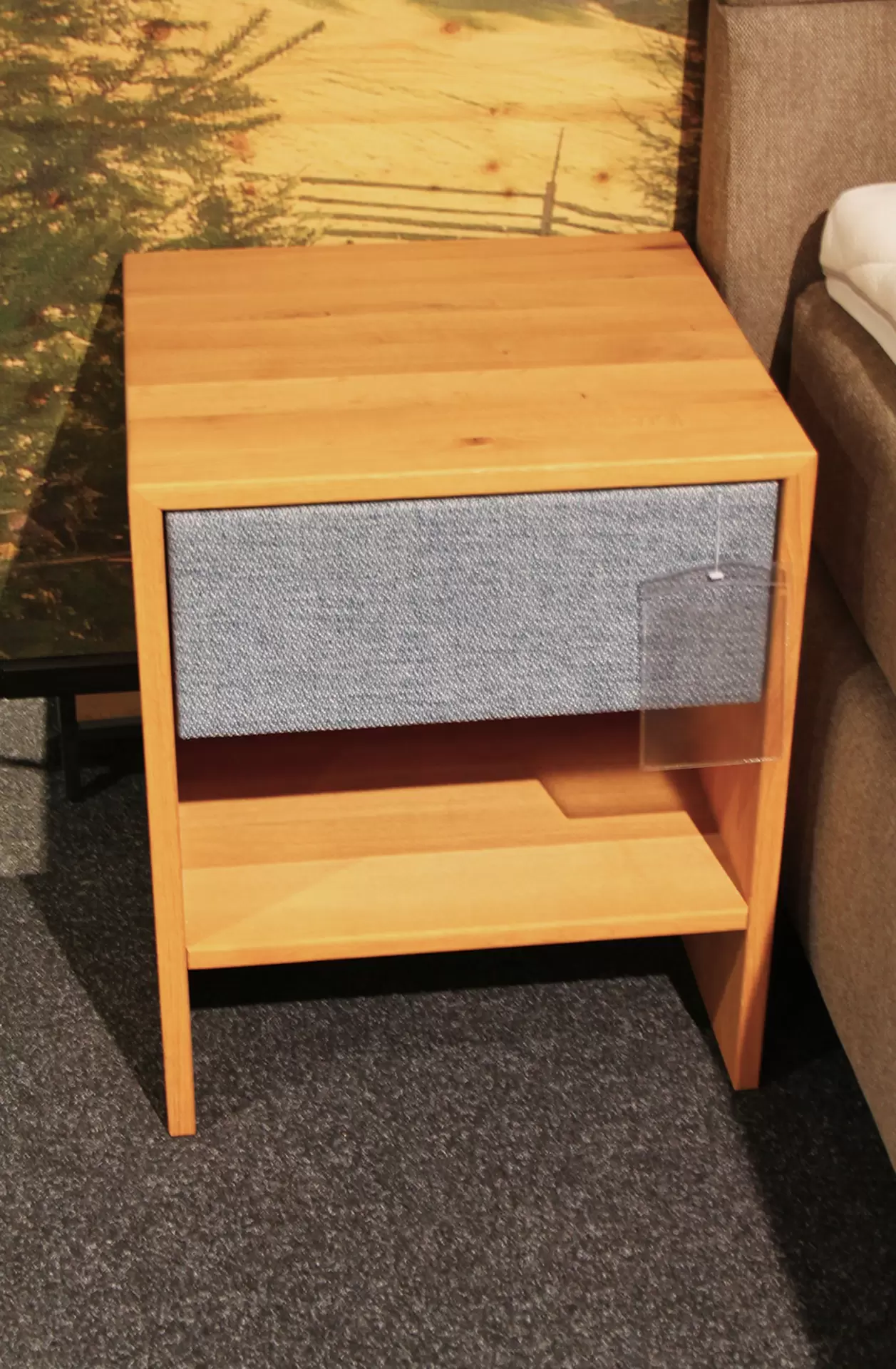 Eine Nachtkonsole von ADA aus massivem Holz mit Stoff-Schublade