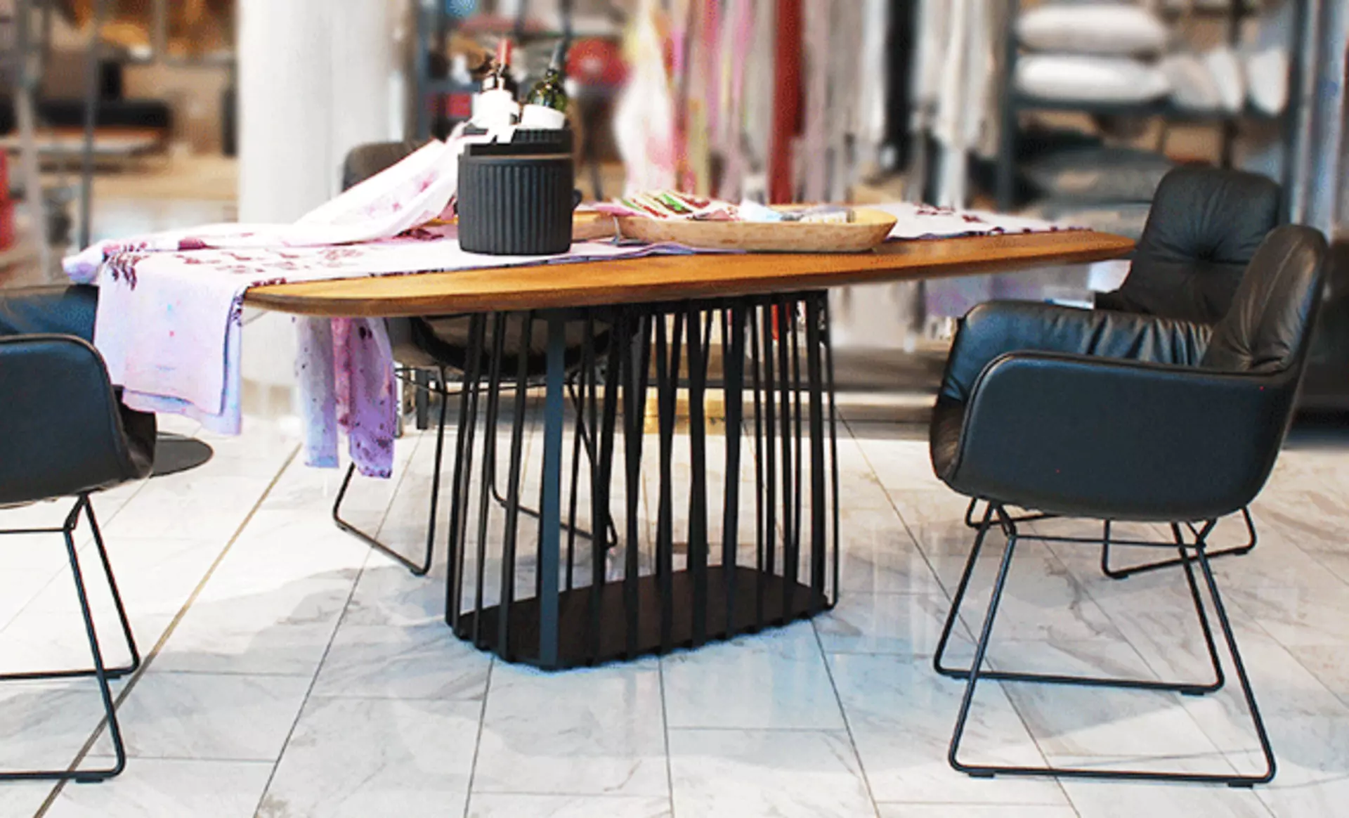 Tisch Basket mit bootsförmiger Tischplatte aus Eiche geräuchert, natur geölt ab Lager zum Angebotspreis bei interni