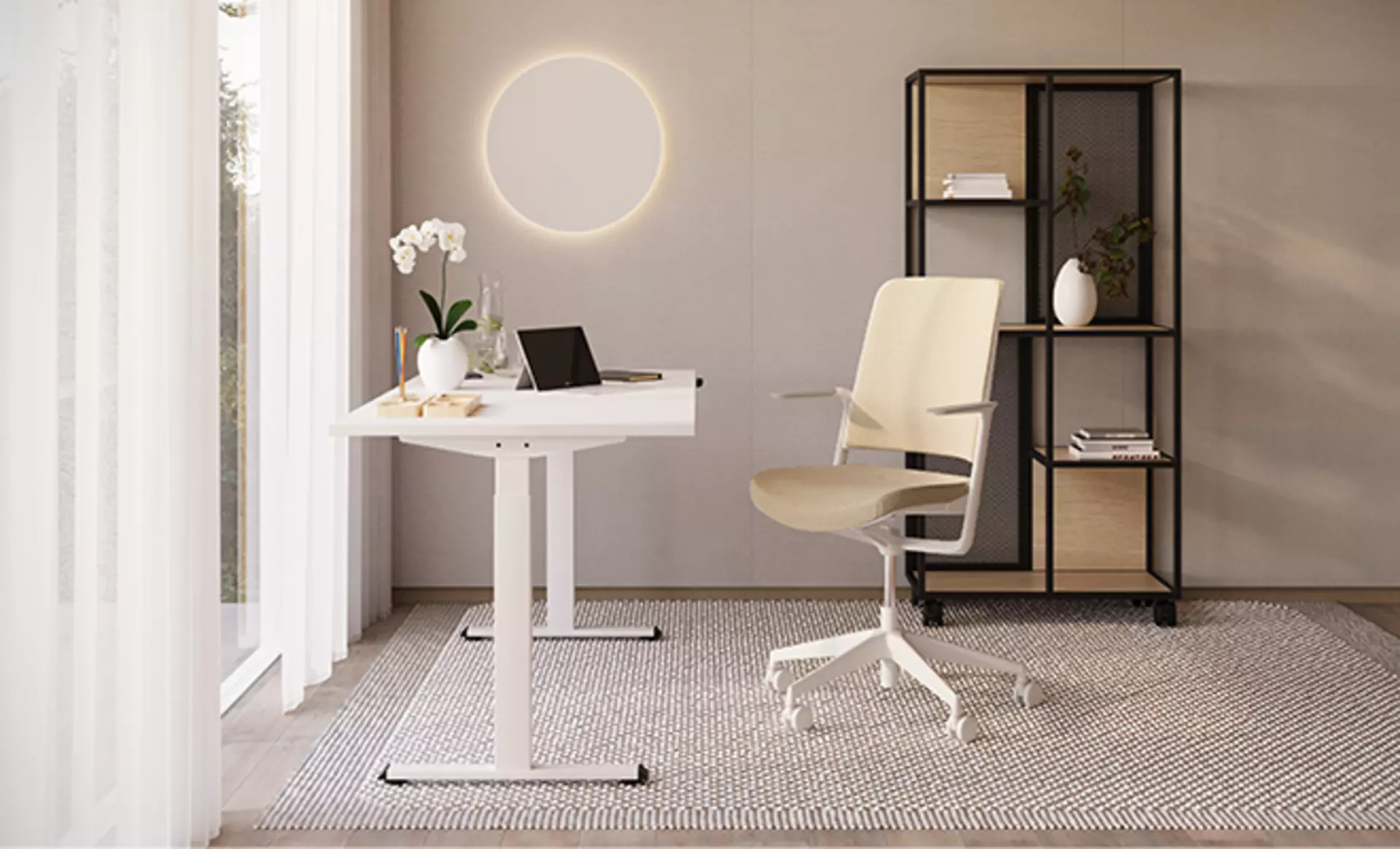 Kleines Homeoffice mit höhenverstellbaren Schreibtisch