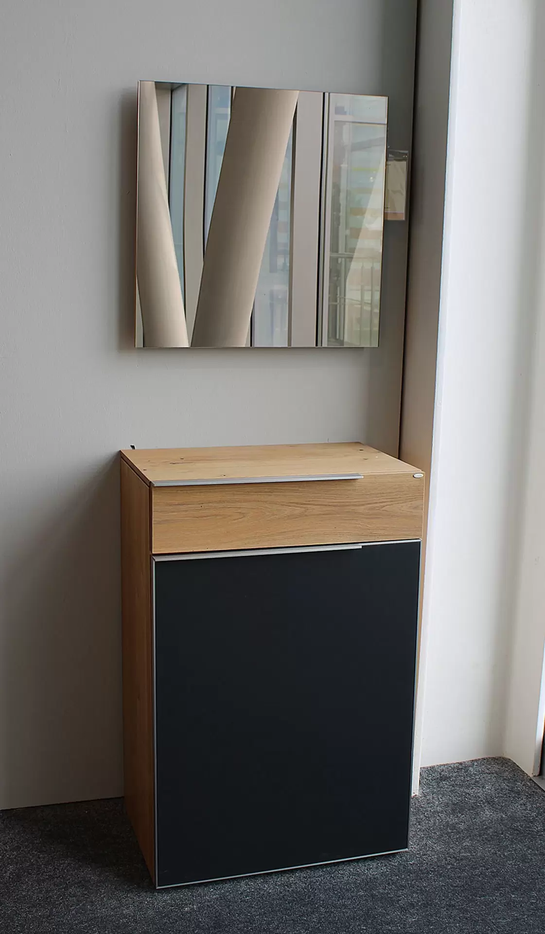 Garderobe mit Holz Schublade und schwarzer Schrank