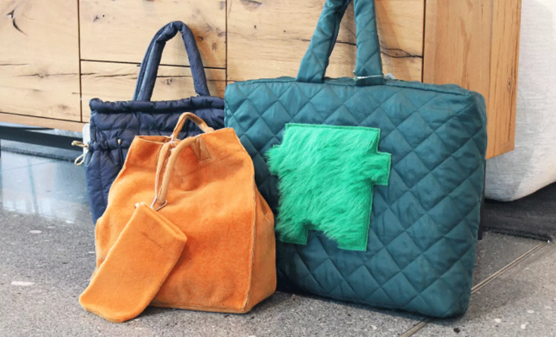 Taschen und Shopper in winterlichem Design bei interni by inhofer