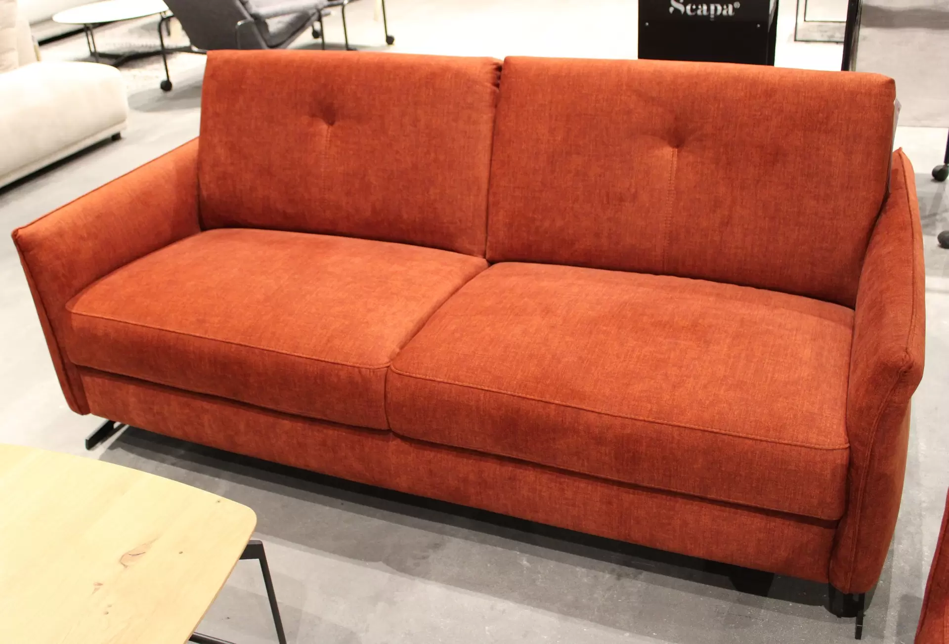 2 Sitzer orangener Sofa