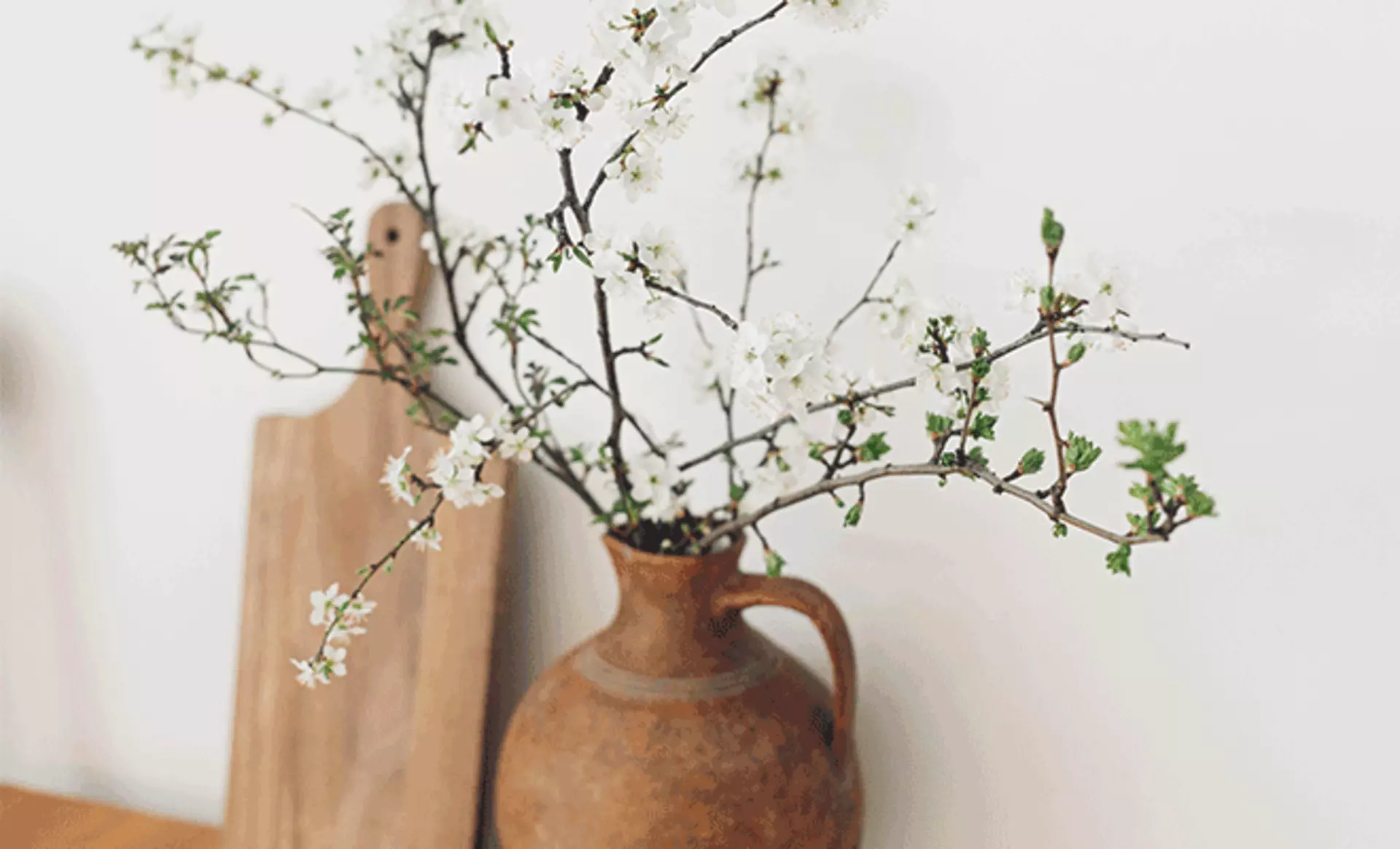 Frühlingsblumen in einer Vase aus Naturstein.