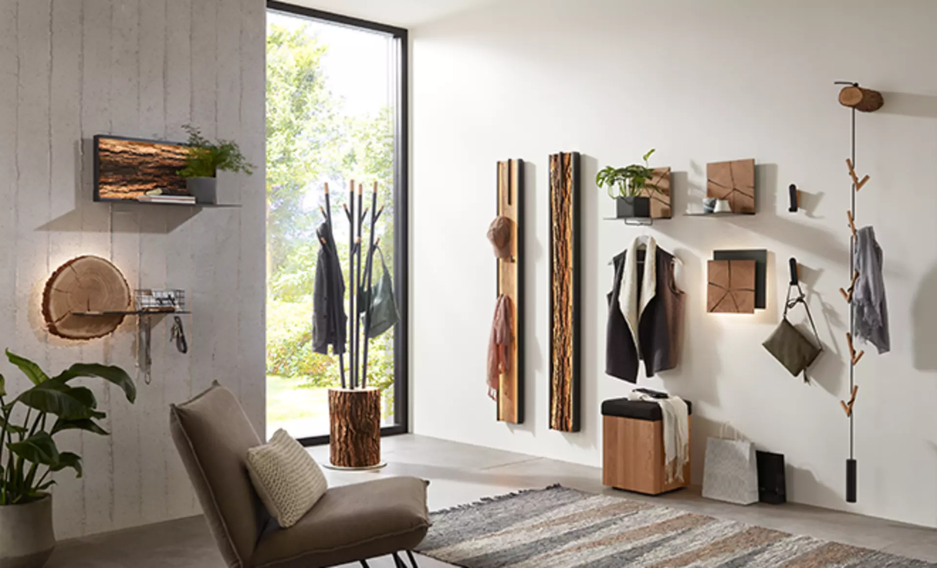 Landhausgarderobe bestehend aus Kleiderständer und rustikalen Wandpaneelen