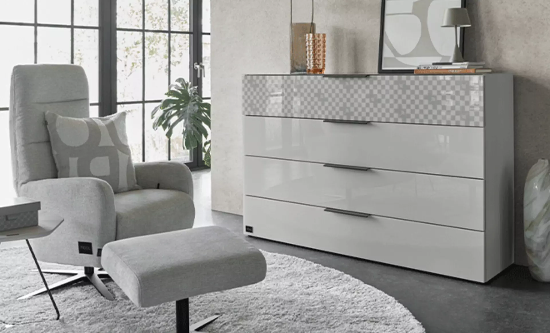 grauer Sessel mit Fußablage