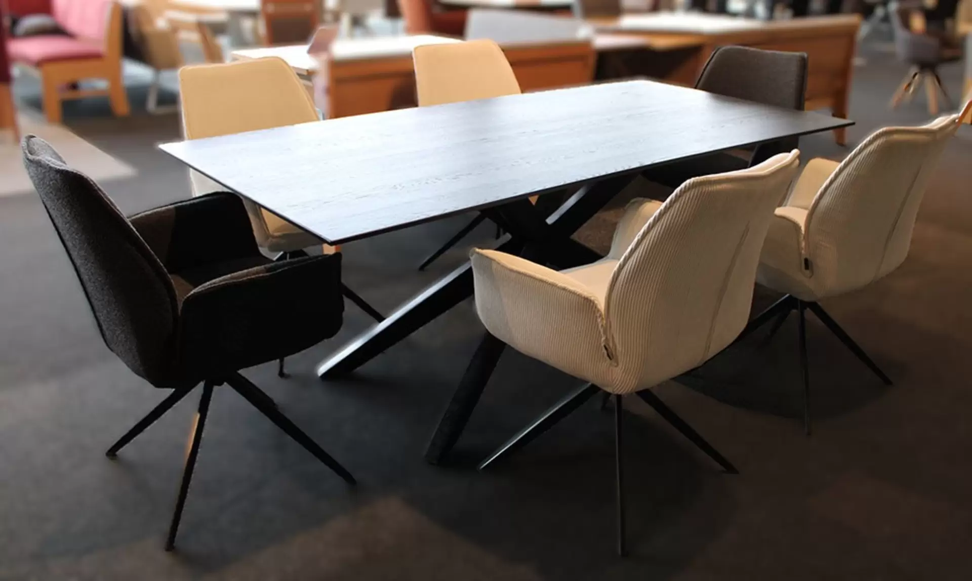 Tischgruppe mit ein schwarzen Holztisch und vier weiße Stühle und zwei schwarze Stühle