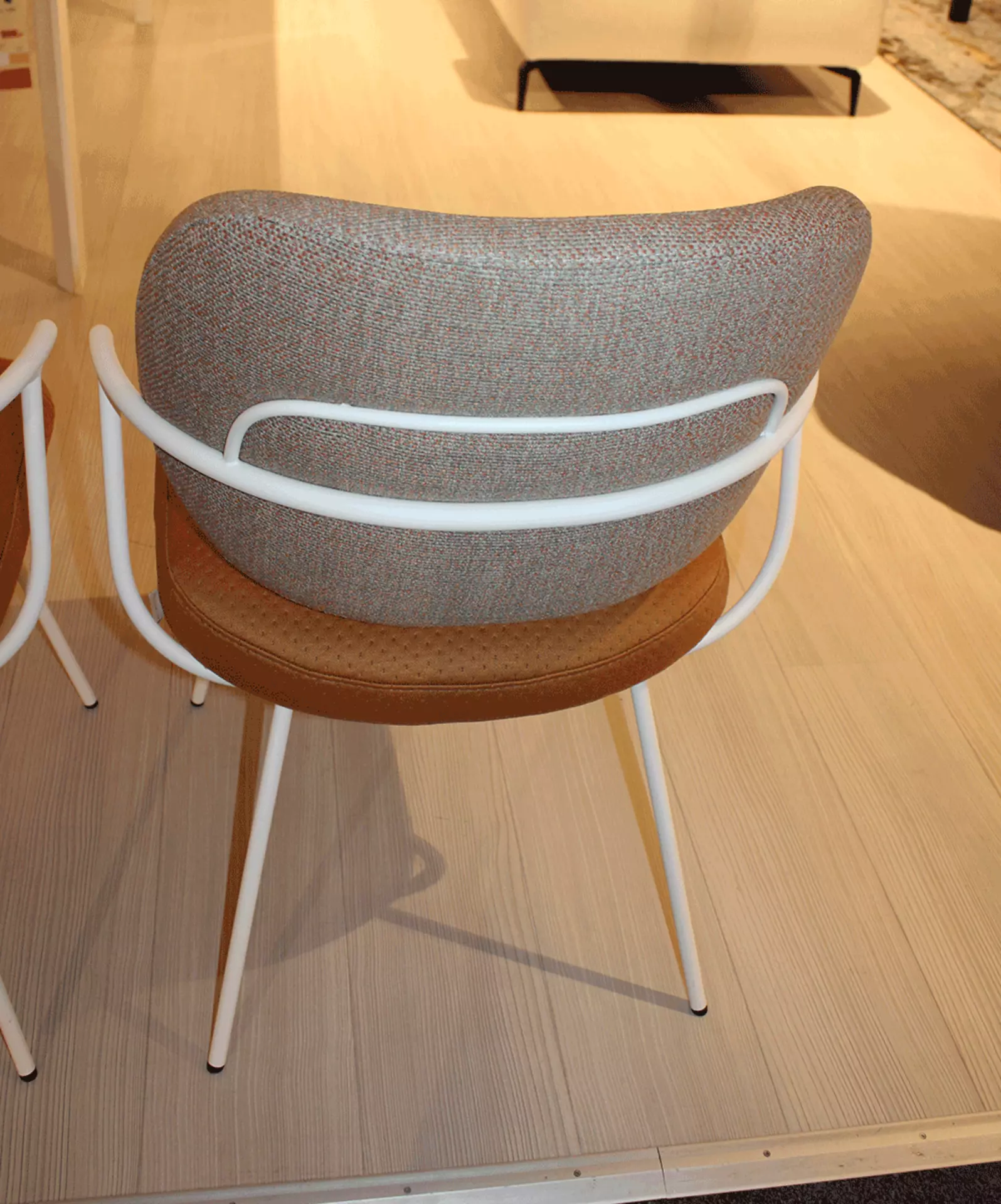 Braun-grauer Stuhl mit gepolsteter Sitzfläche und Rückenlehne von Hinten