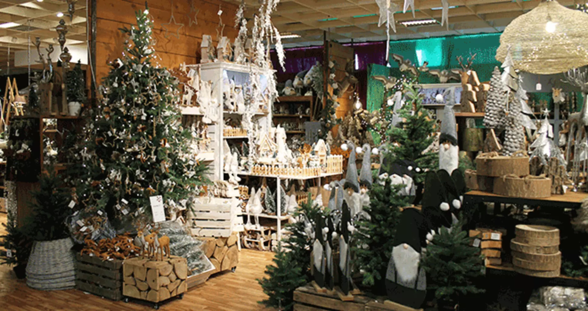 Zauberhafte Weihnachtswelten im Indoor-Weihnachtsmarkt von Möbel Inhofer