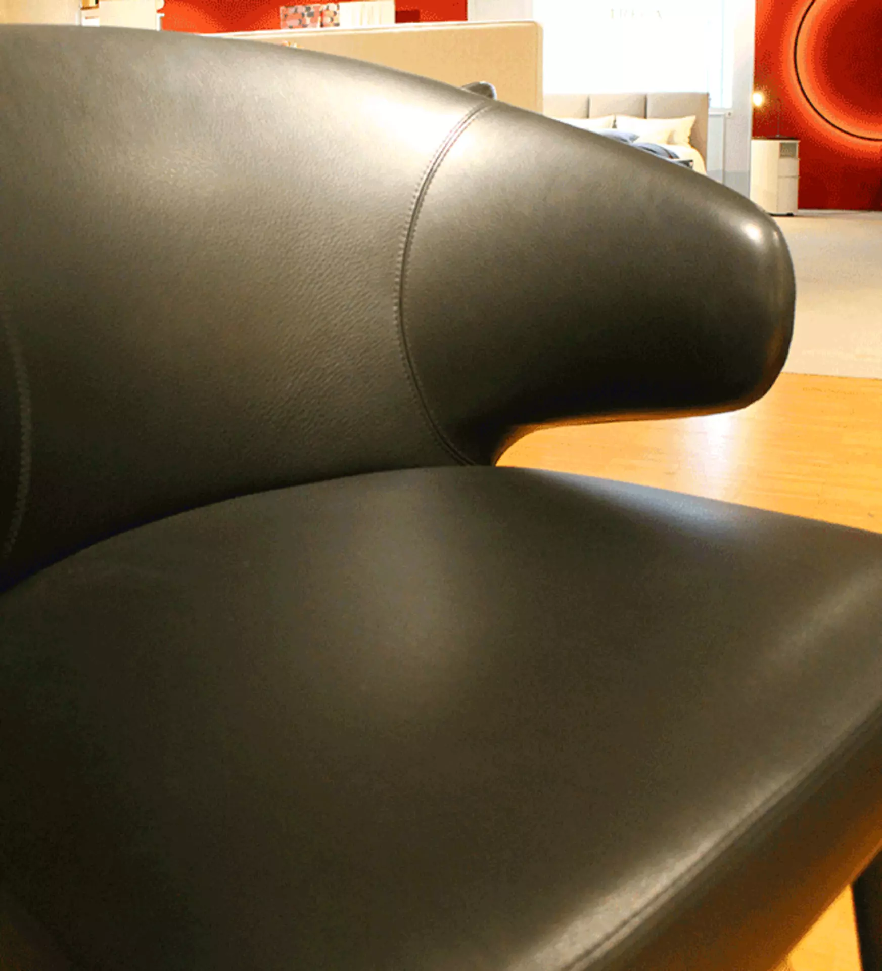 Glattes Leder und feine Nähte beim Aston Dining Stuhl von Minotti