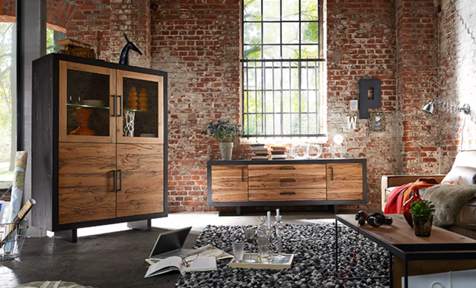 Bodahl stellt neben Esszimmergarnituren auch Wohnwände und Sideboards her, wie diese massiven Sideboards in einer industrial style Wohnung aus der Serie Lucca