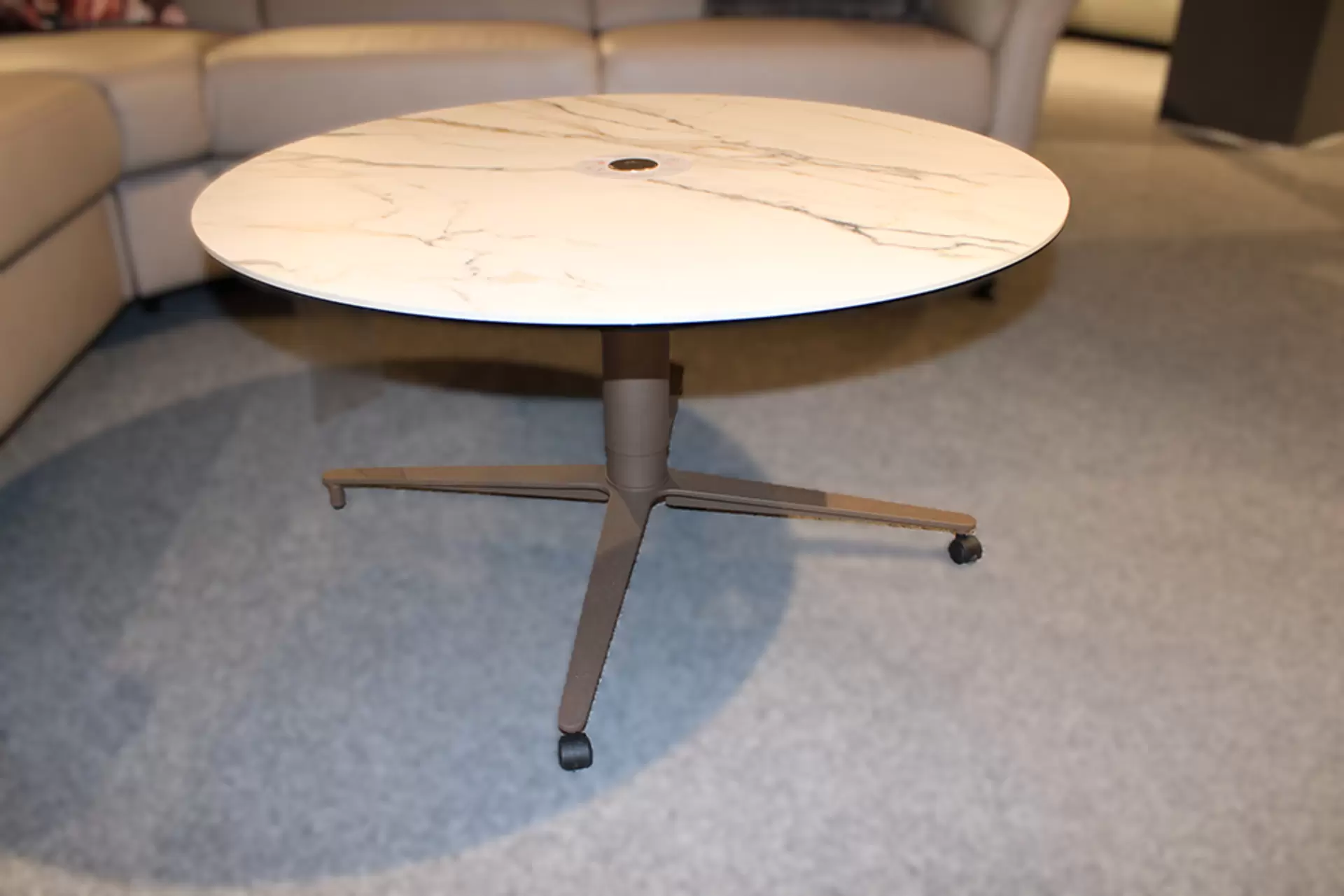 Der Couchtisch HAAG von Kalo B V mit keramikplatte