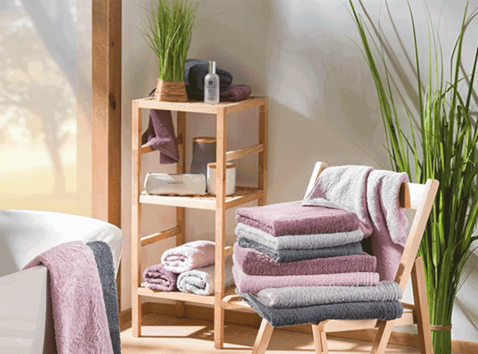 gemütliches badezimmer mit regal und stuhl welche mit handtüchern verziert sind