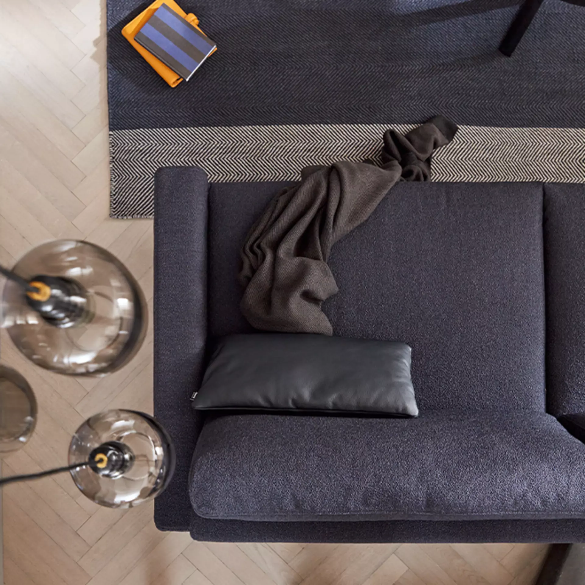 Detailaufnahme des CR450 von Creation by Rolf Benz in Stoff Blau