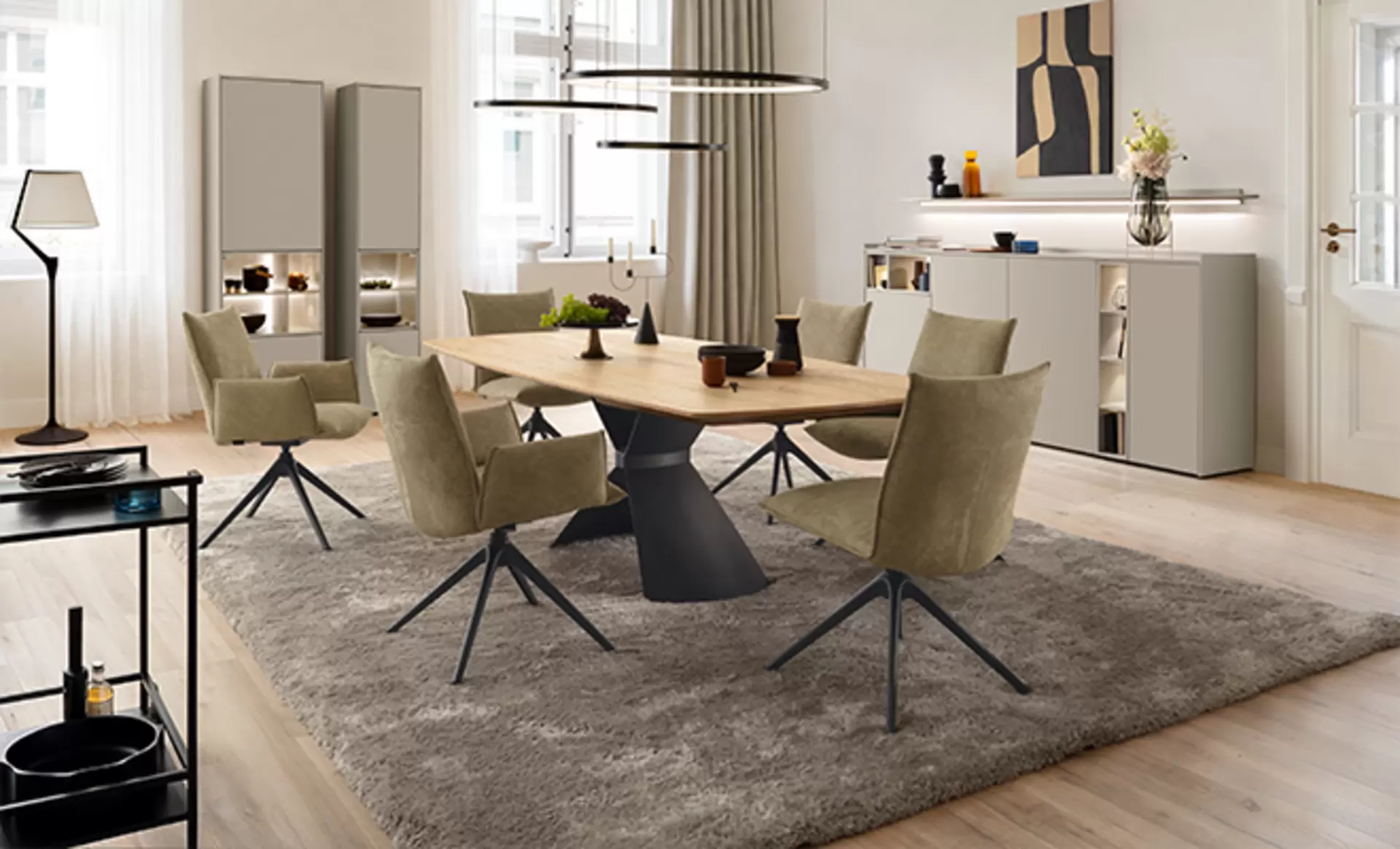Stühle der Lena Serie von Venjakob um einen großen Esstisch angeordnet
