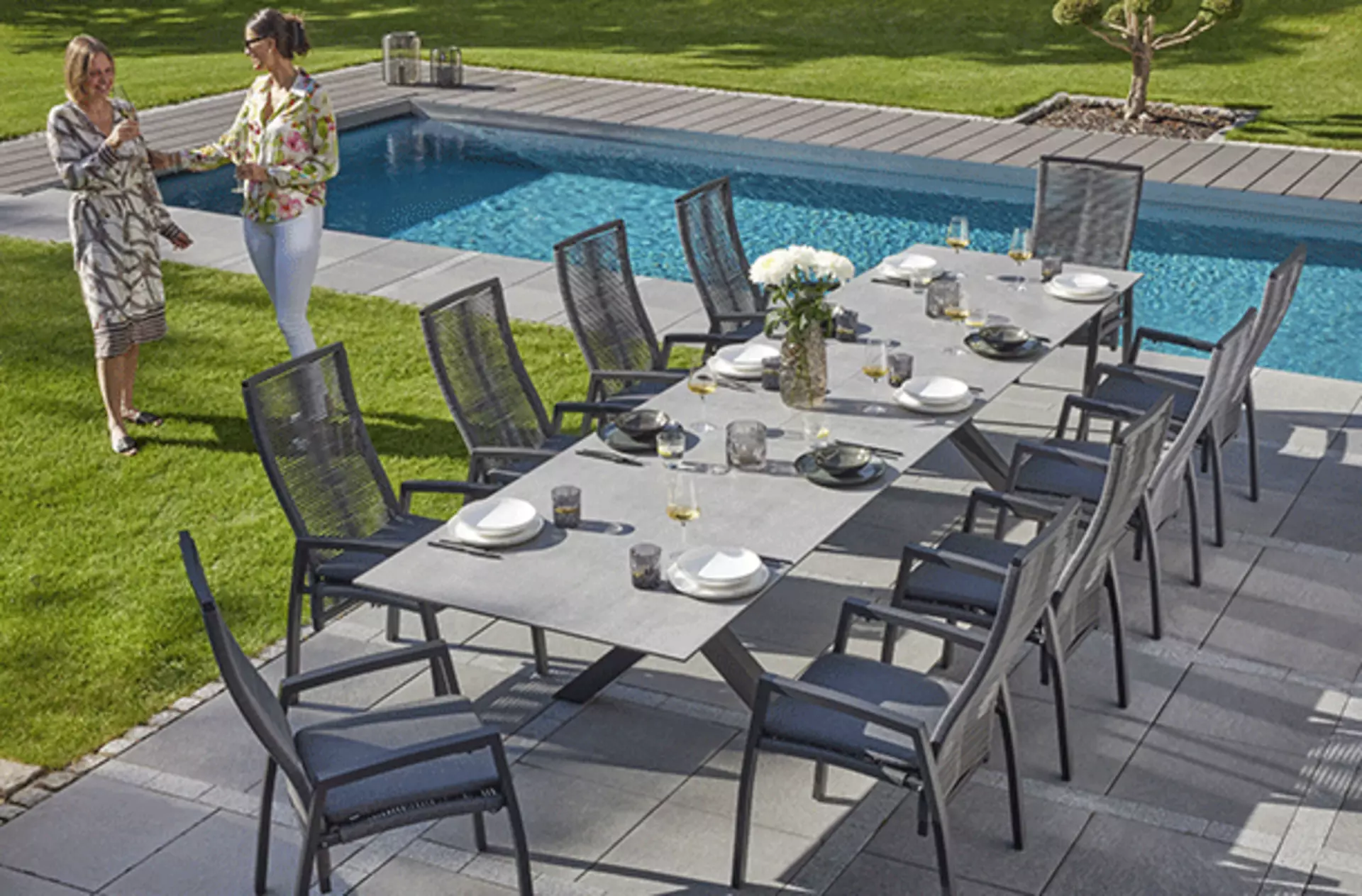 Großer Gartentisch in großem Garten mit Pool