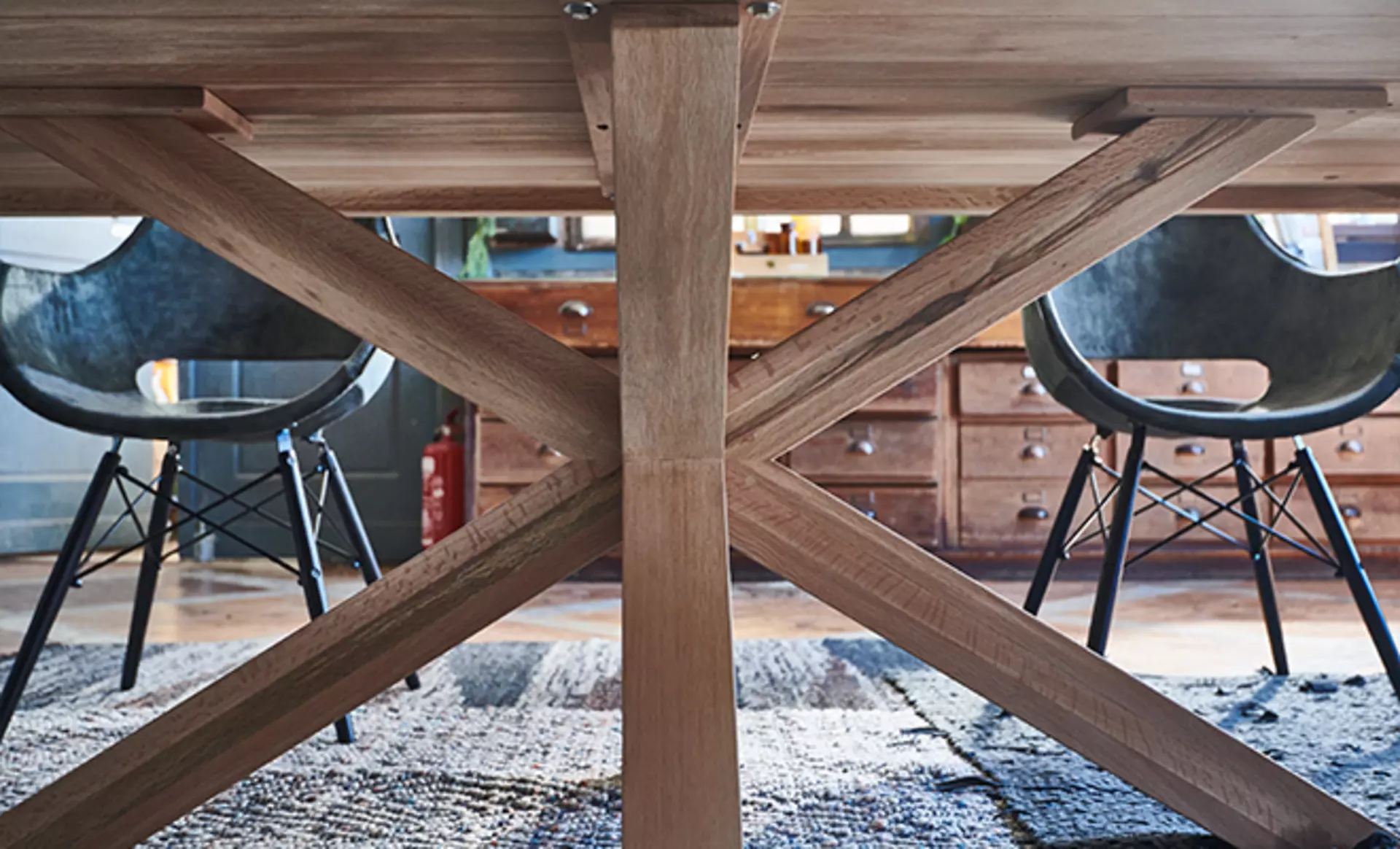 der Bodahl Detraoid Esszimmer Tisch aus massivem Holz von unten augenommen mit einem massiven Holz-Gestell