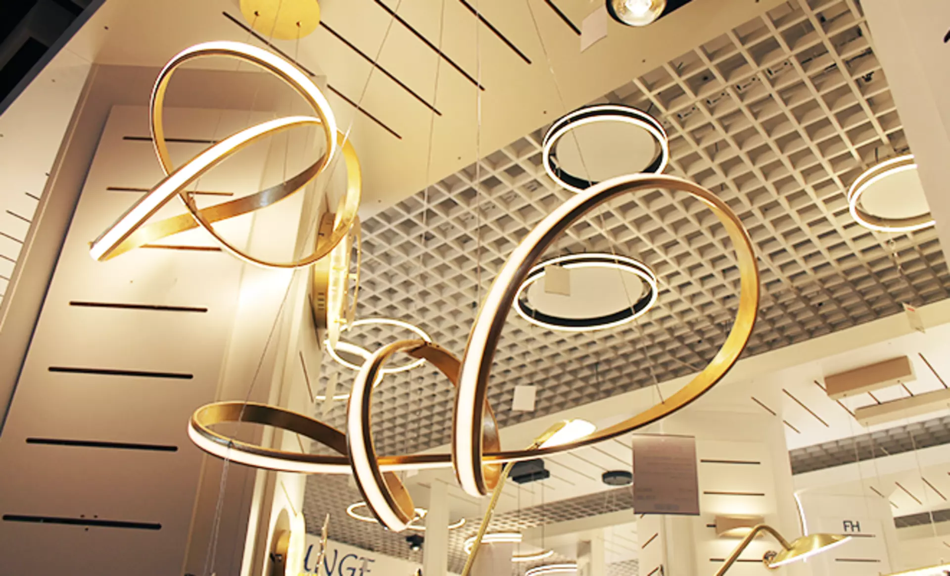 Verschörkelte LED Leuchte Gold im Lichtstudio bei Inhofer