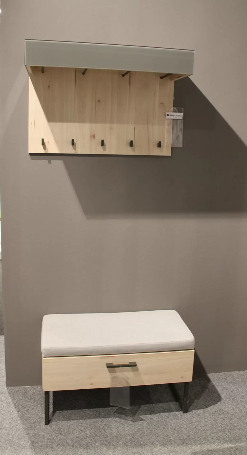 Farderobe aus Holz mit einem Hocker der eine Schublade hat