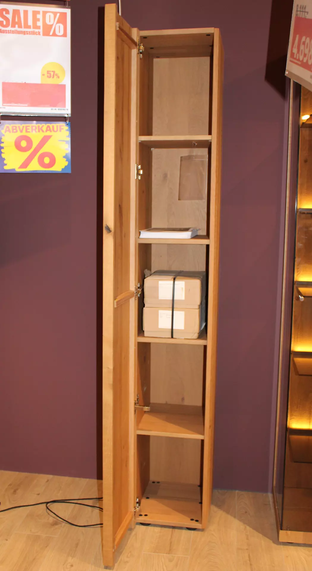 Langes Standelement aus Holz mit geöffneter Tür