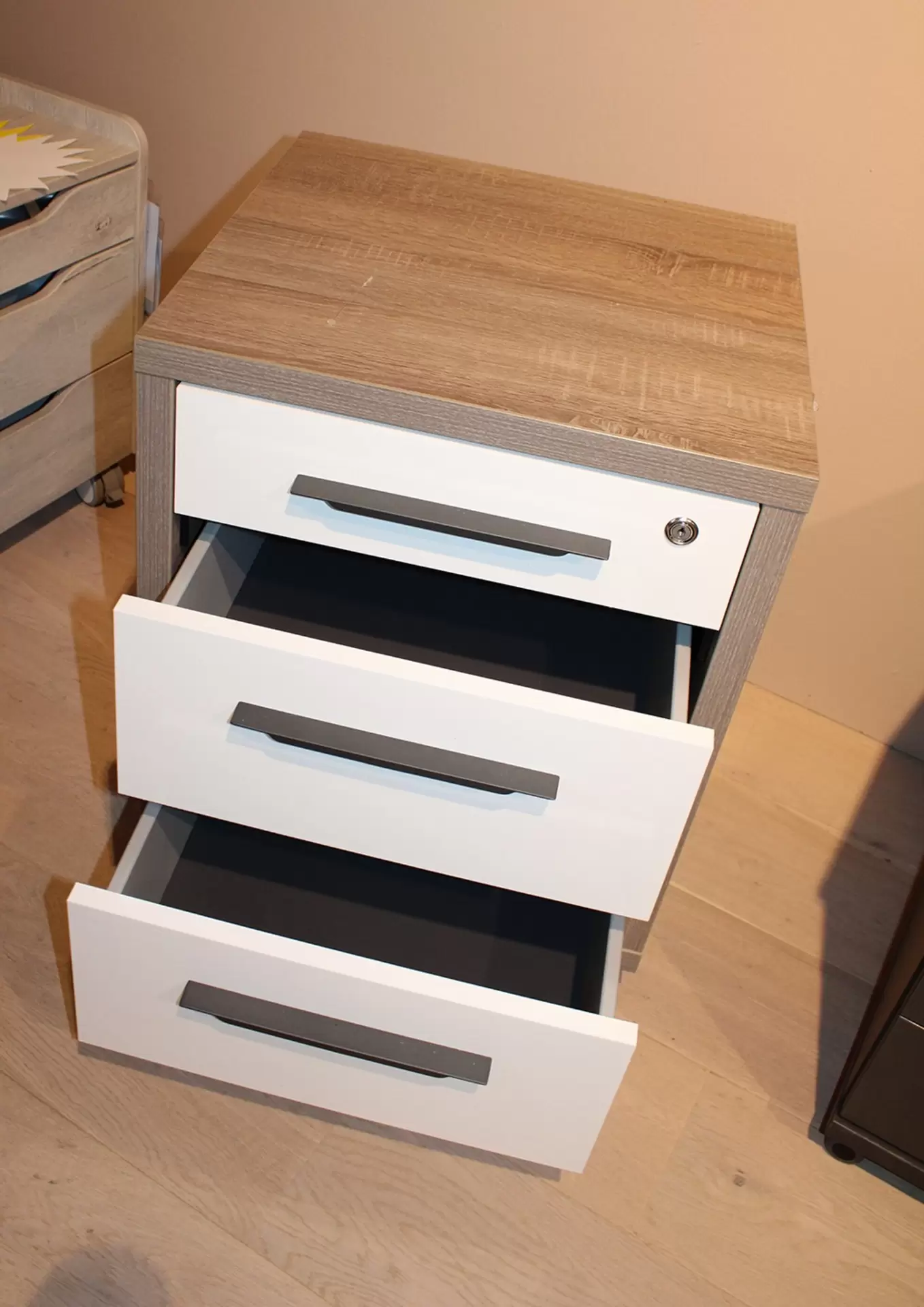 Rollcontainer Disegno von Composad aus Holz mit weißen geöffneten Schubladen