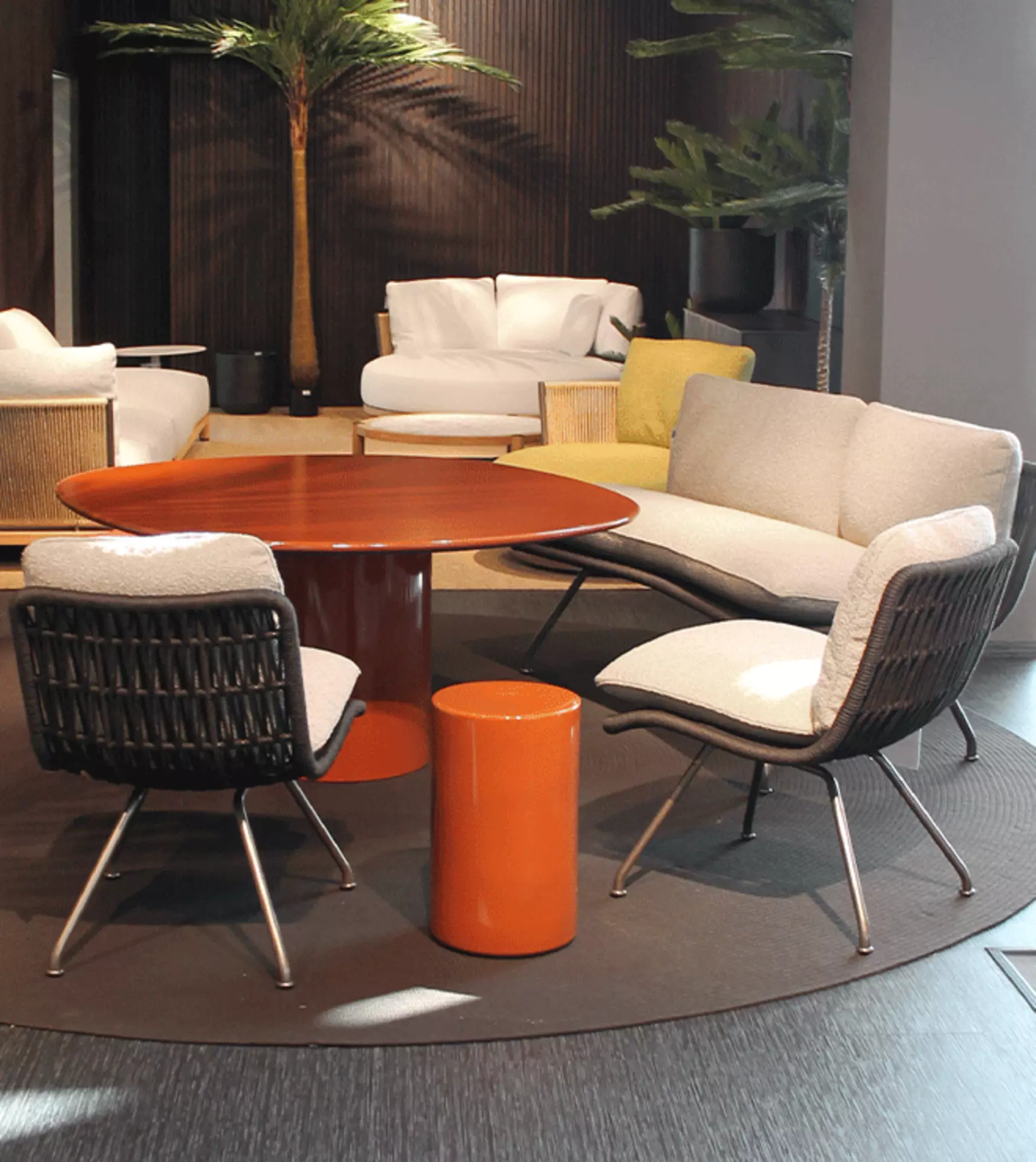 Minotti Outdoortischgruppe mit Tisch Rayan und Sitzprogramm Pettie Cord