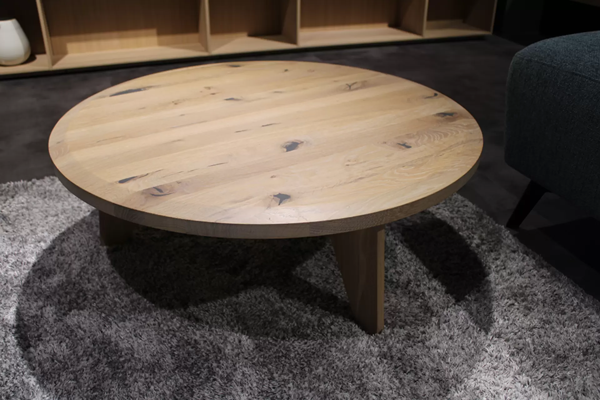 Der Couchtisch UR von Team 7 aus massiver Eiche rund