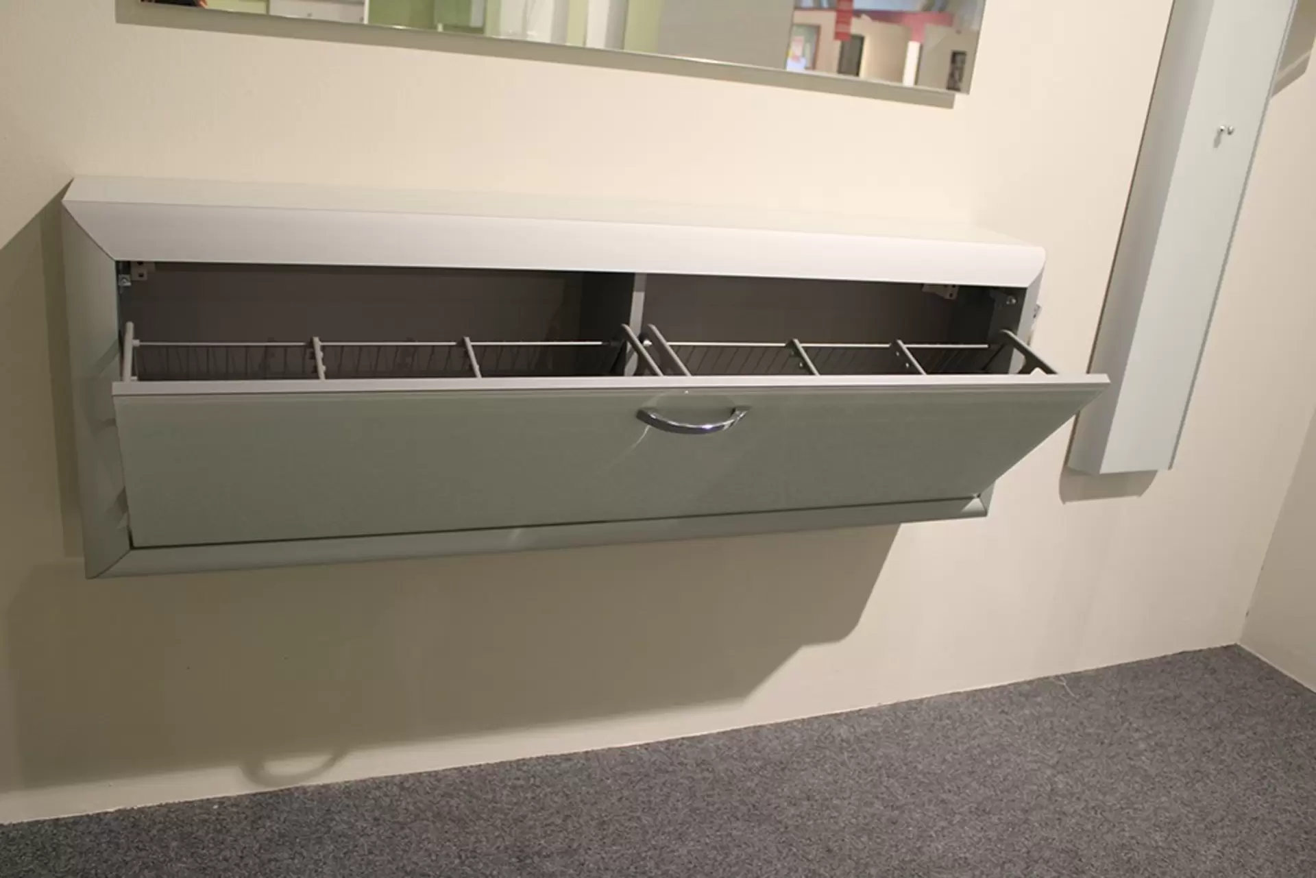 Garderobe ENTRY MONDO in hellgrau mit geöffneter Schublade