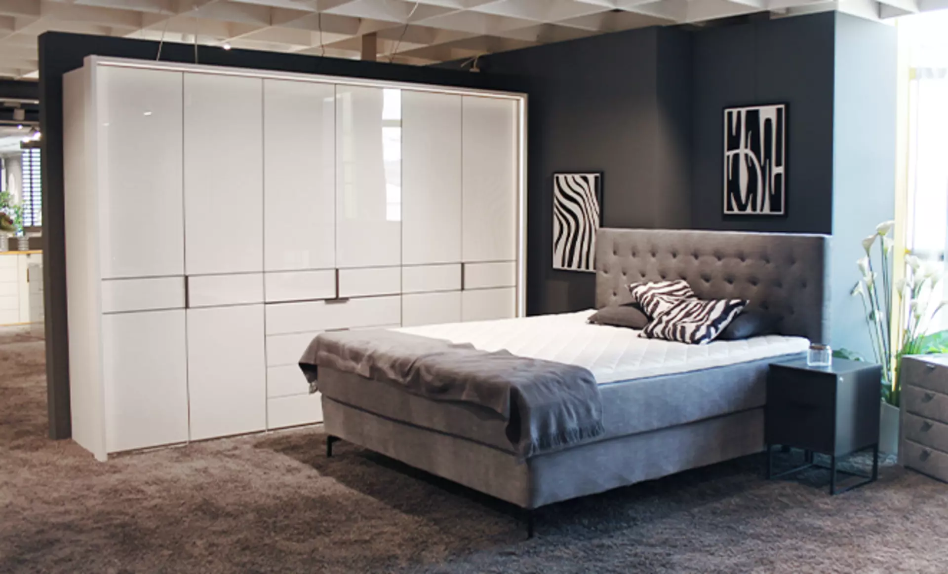 Urbanes Elternschlafzimmer bei Möbel Inhofer in Senden