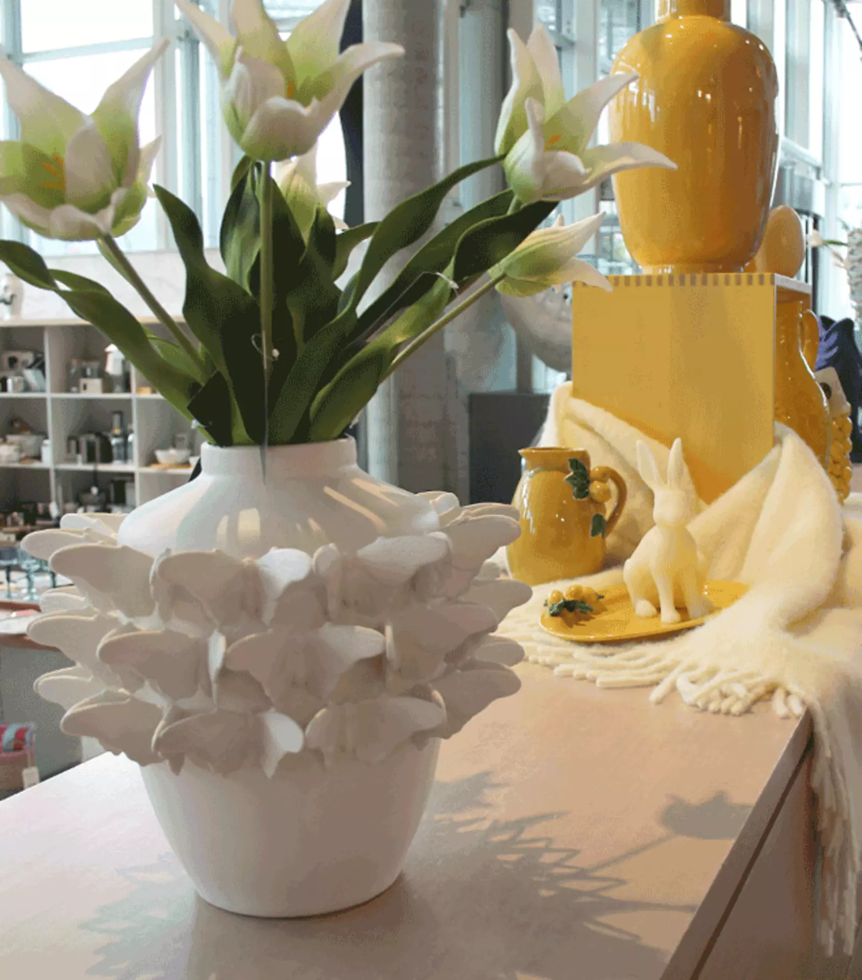 Keramikvase mit Schmetterlingsornamenten