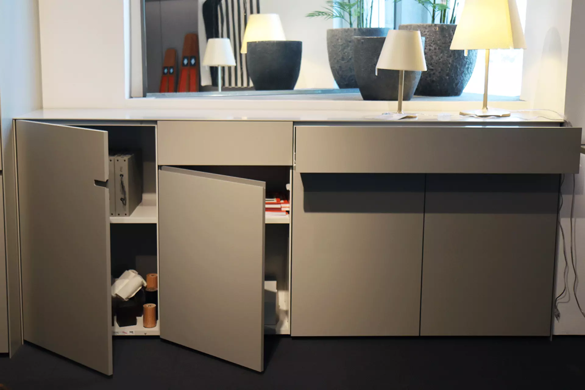Collect Plus Sideboard von Interlübke mit geöffneten Fächern