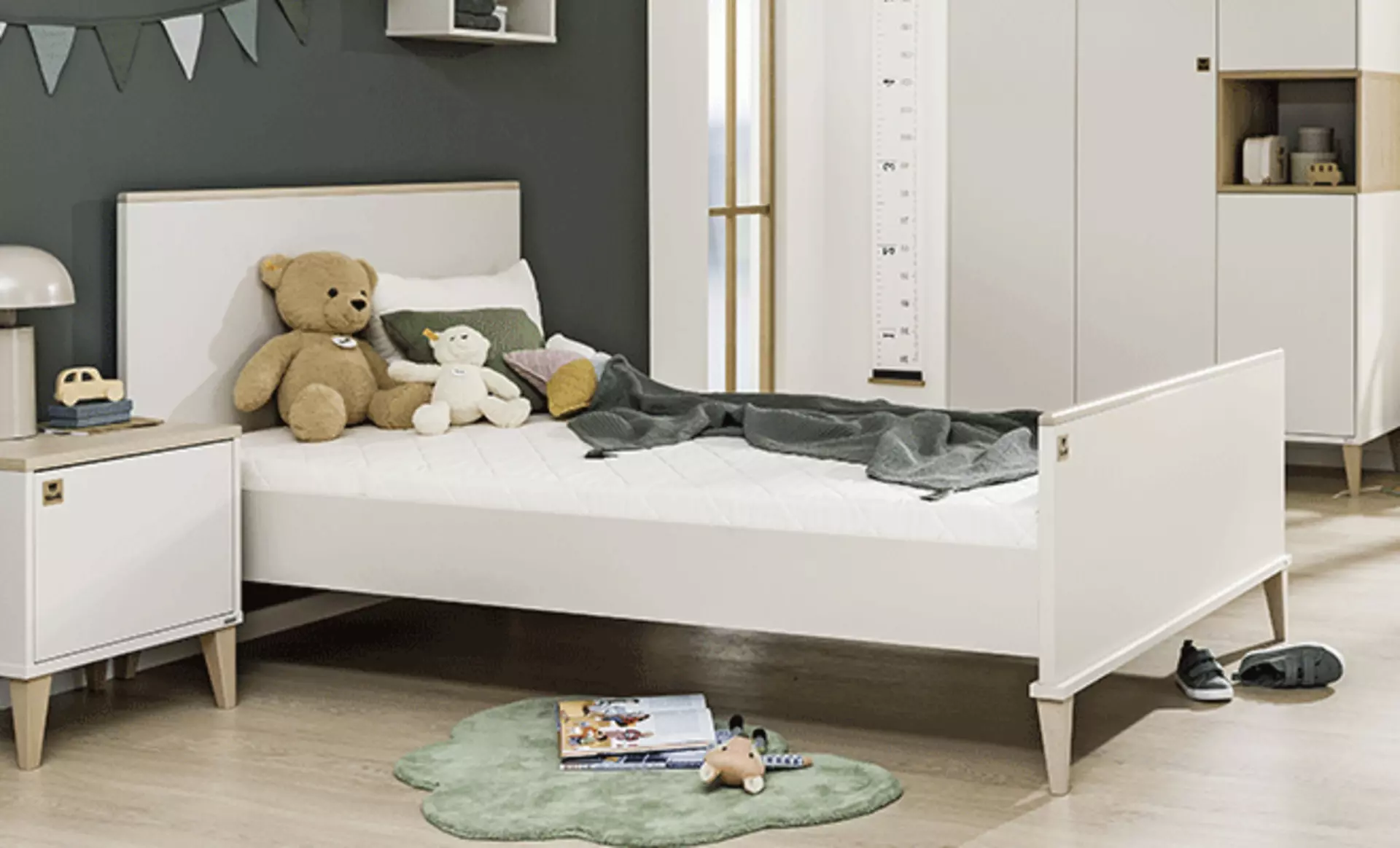 Schlichtes Einzelbett in Lichtgrau