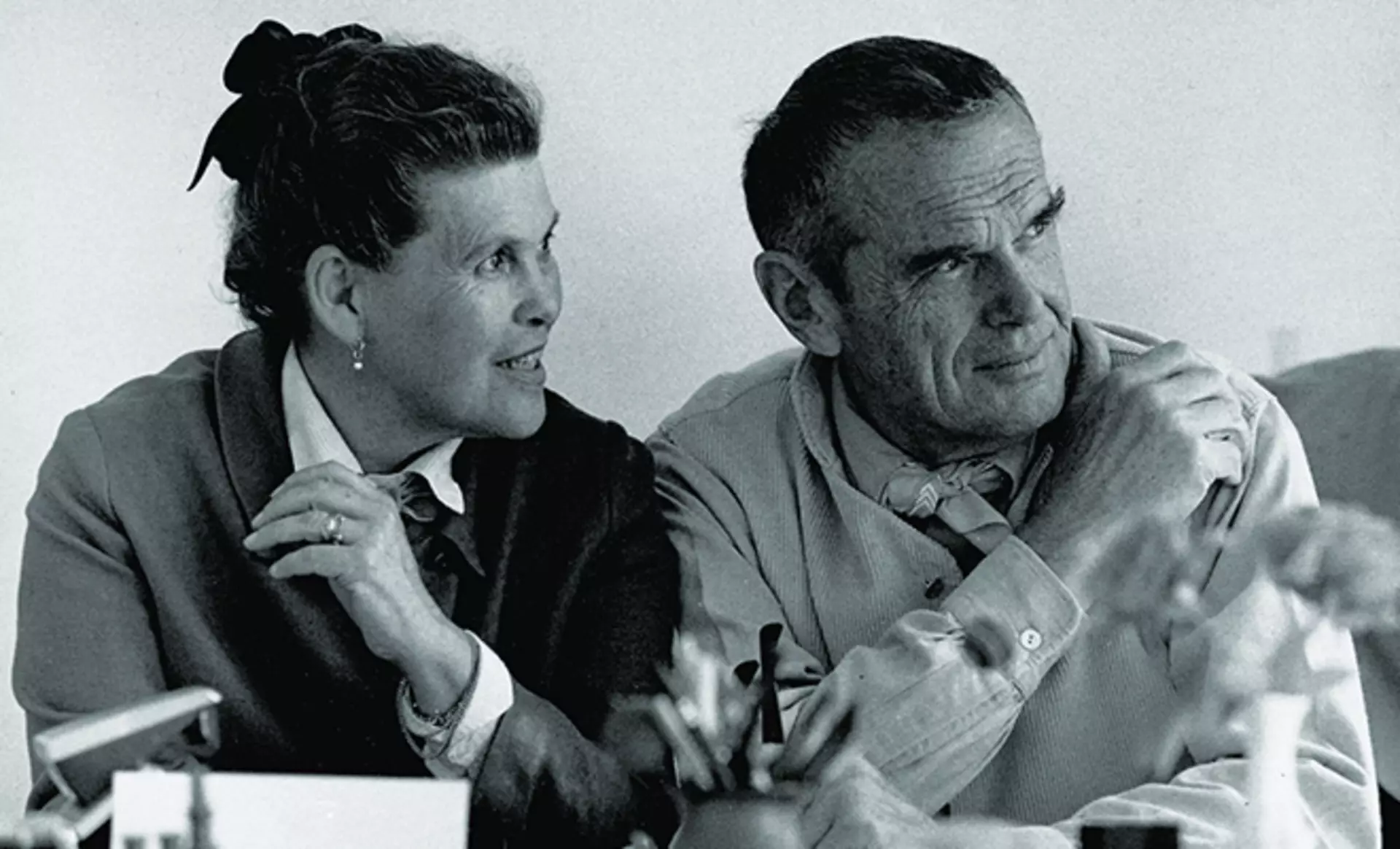 Das Design-Ehepaar Ray und Charles Eames auf einem schwarz-weiß Foto